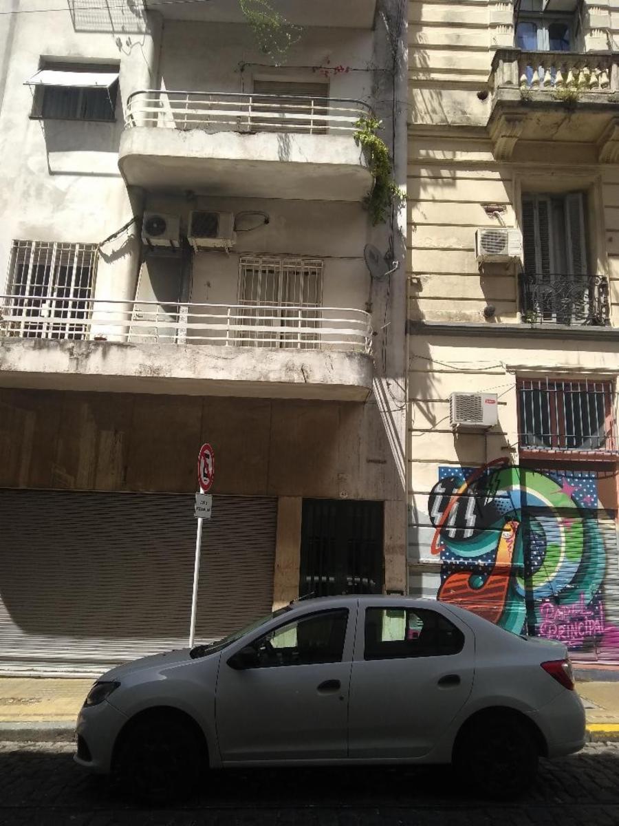 SAN TELMO. SOBRE CHILE AL 500 ENTRE BOLIVAR Y PERU   3 AMBS 2 BAÑOS, PATIO CUBIERTO. PLANTA BAJA LAVADERO SON 60M2 POR ESCRITURA. U.$.S. 69.900 OPORTUNIDAD UNICA