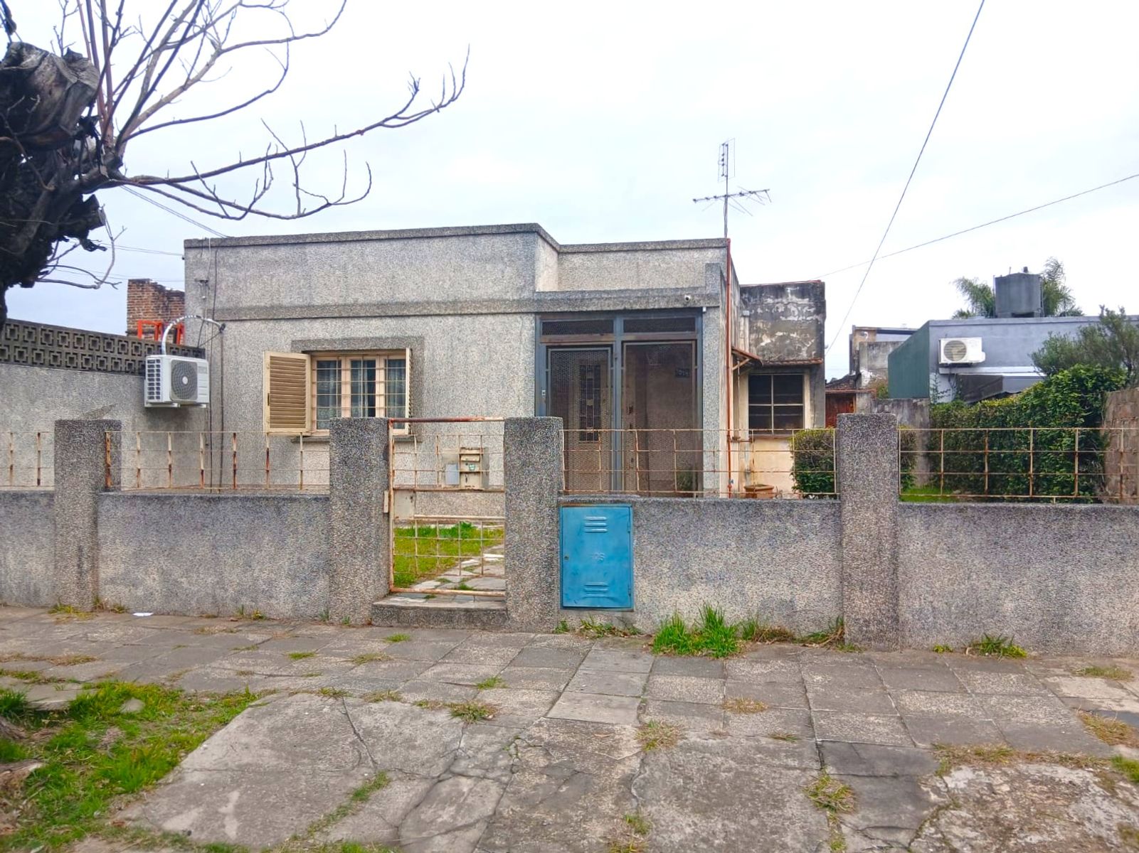 CASA en venta El Palomar a Refaccionar 4 ambientes Gran Fondo