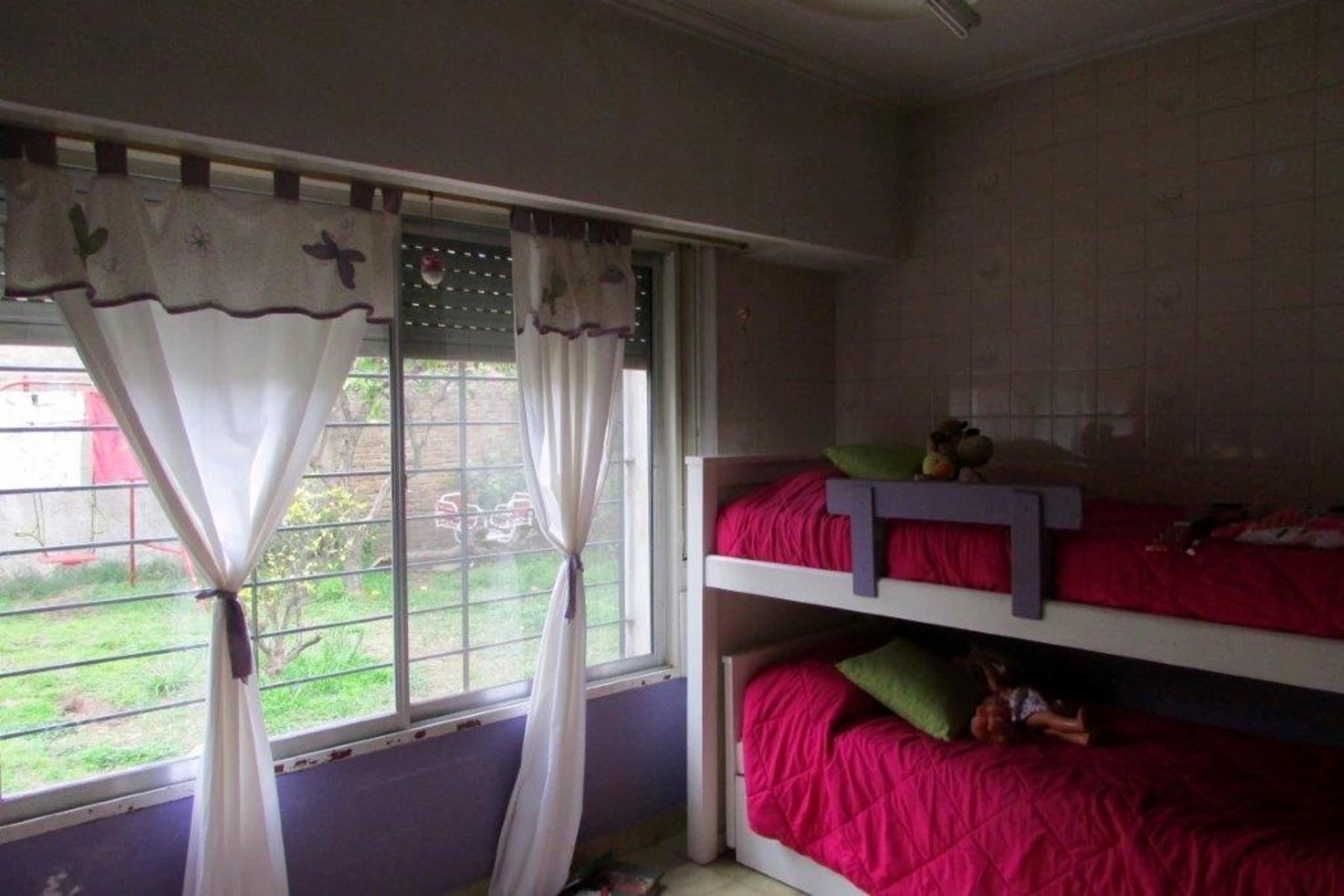 LOBOS CENTRO - CASA 2 DORMITORIOS EN CALLE LAS HERAS