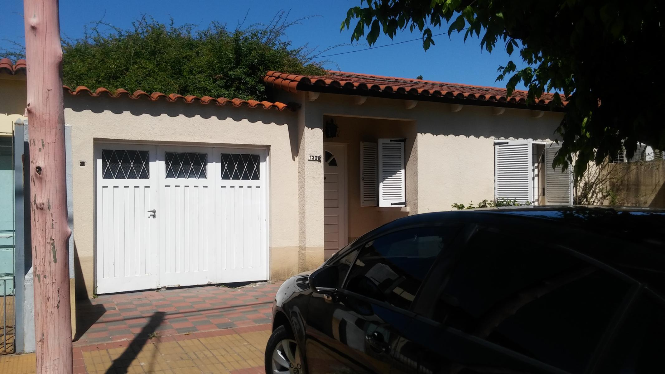 SE VENDE CASA CON TERRENO Y GARAGE EN QUILMES OESTE