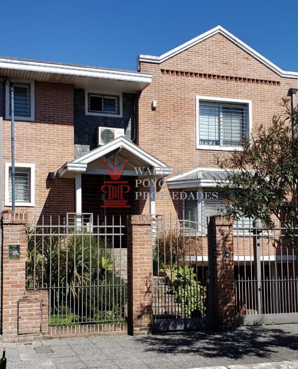 Venta casa tipo chalet permuta, 4 amb, 4 baños uno en suite, garaje 3 autos