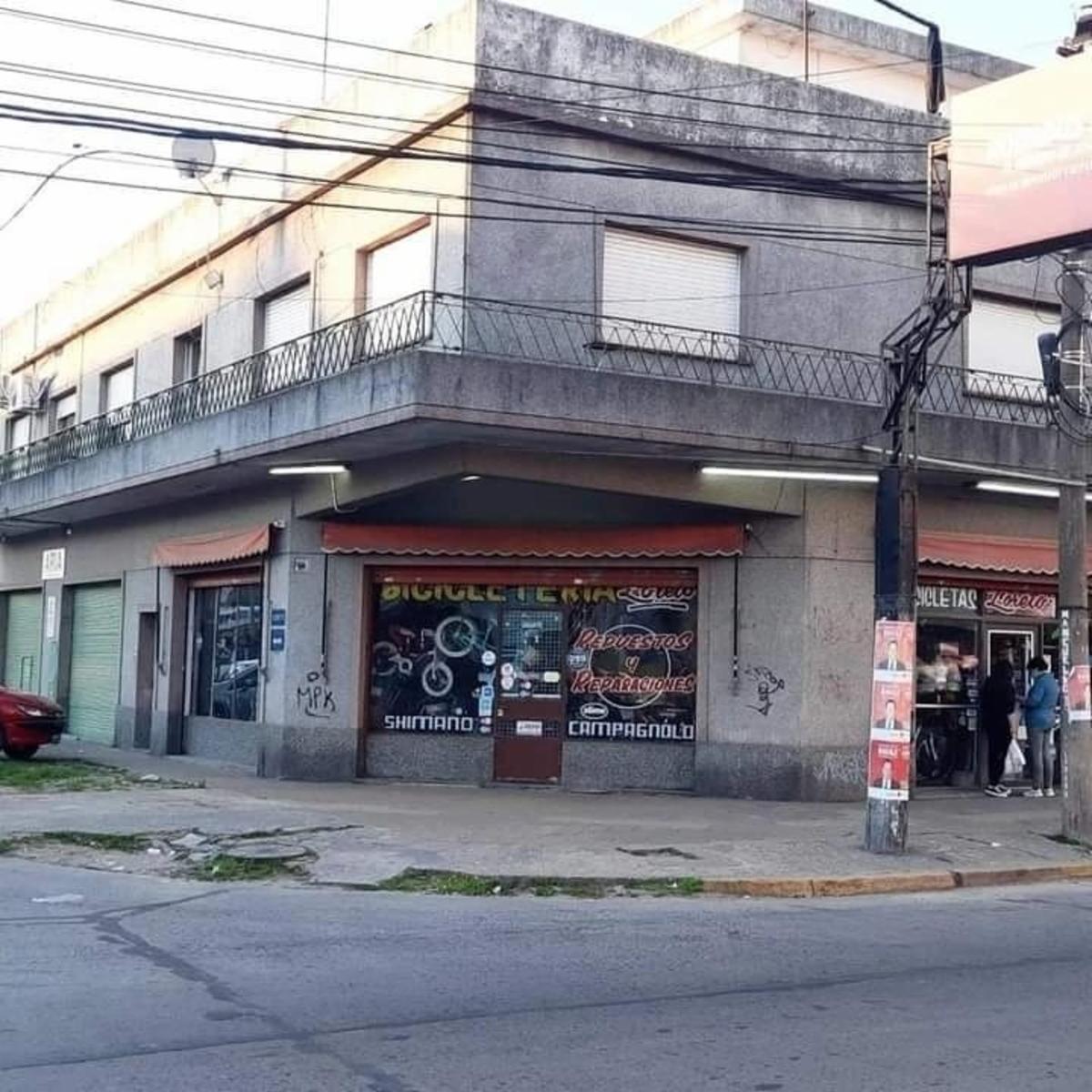 VENTA DE EXCELENTE ESQUINA LOCALES Y DEPARTAMENTOS