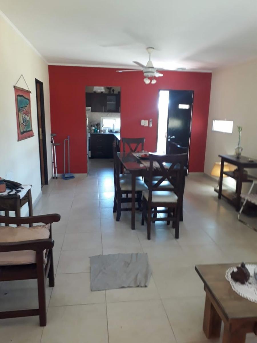 SE VENDE CASA DE 2 DORMITORIOS CON COCHERA - Miguel David y Garrigo.