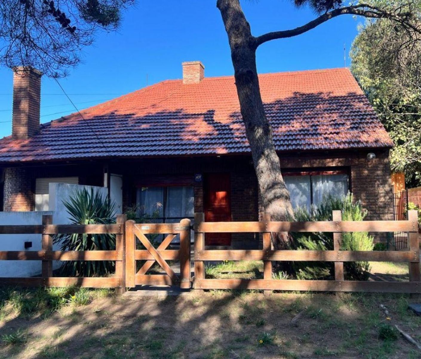 VENTA HERMOSA CASA, BARRIO PARQUE DUFAUR TRES DORMITORIOS 2 EN PLANTA ALTA, DOS BAÑOS, ENTRADA PARA AUTO