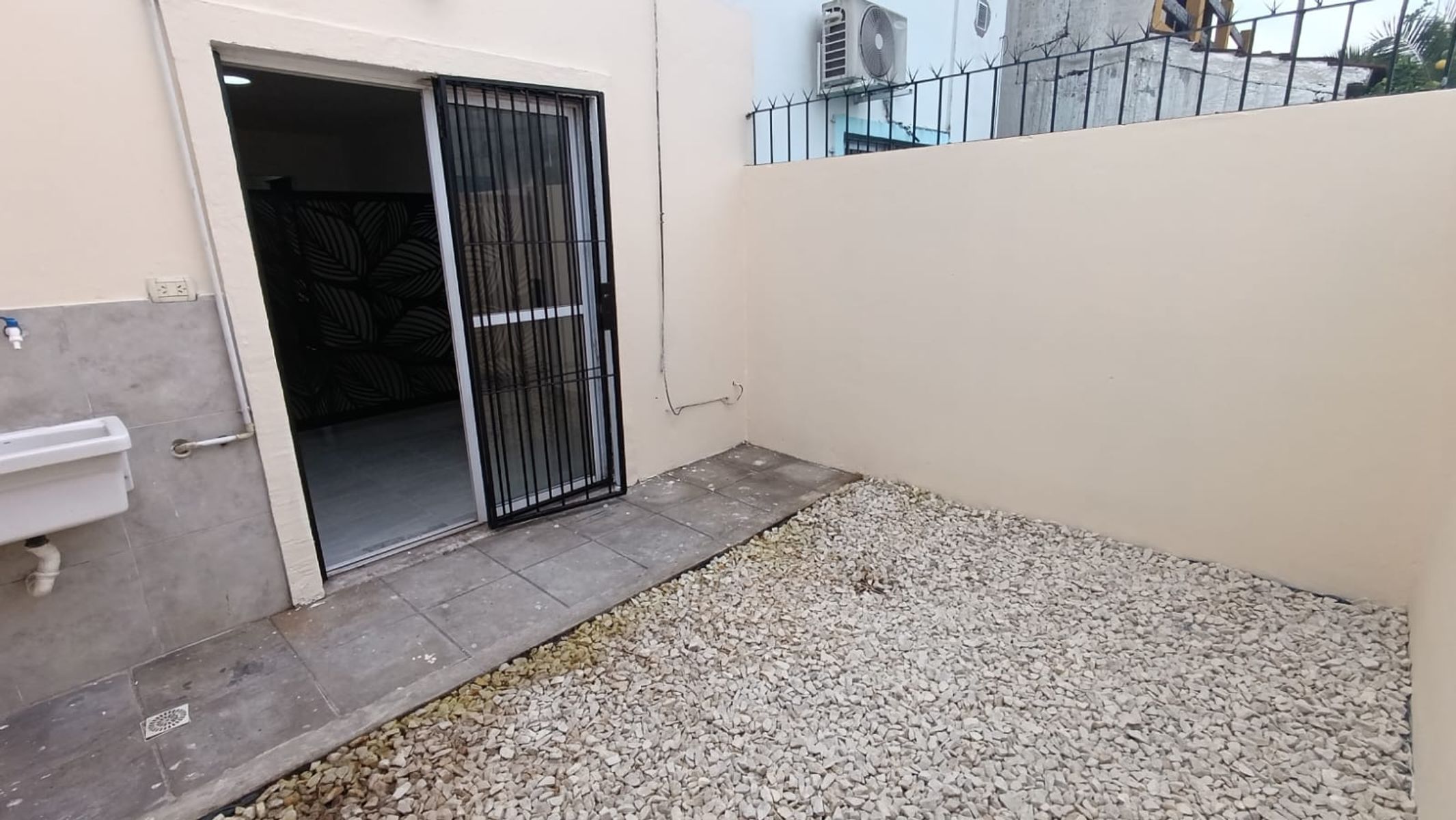 CASTELAR PH EN VENTA CON PATIO Y COCHERA APTO PROFESIONAL Y APTO CREDITO UN AMBIENTE