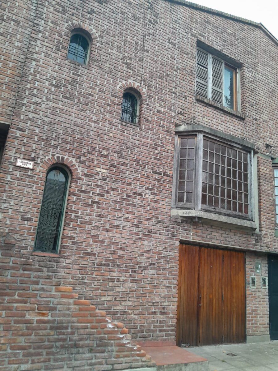 HAEDO,TRIPLEX,TIPO CASA,4AMBIENTES,COCHERA, EXCELENTE ESTADO Y UBICACION, ZONA RESIDENCIAL, OPORTUNIDAD