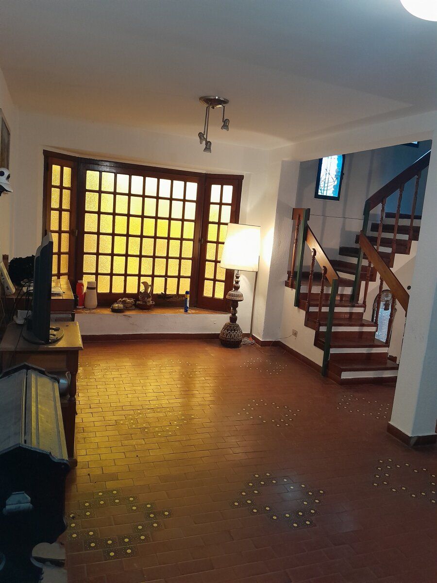 HAEDO,TRIPLEX,TIPO CASA,4AMBIENTES,COCHERA, EXCELENTE ESTADO Y UBICACION, ZONA RESIDENCIAL, OPORTUNIDAD