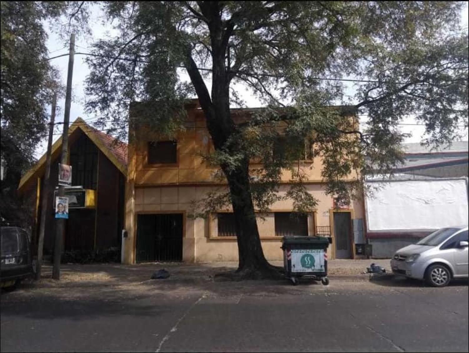VENDO CASA DE DOS PLANTAS PARA RECICLAR SOBRE AV. MONSEÑOR PABLO CABRERA