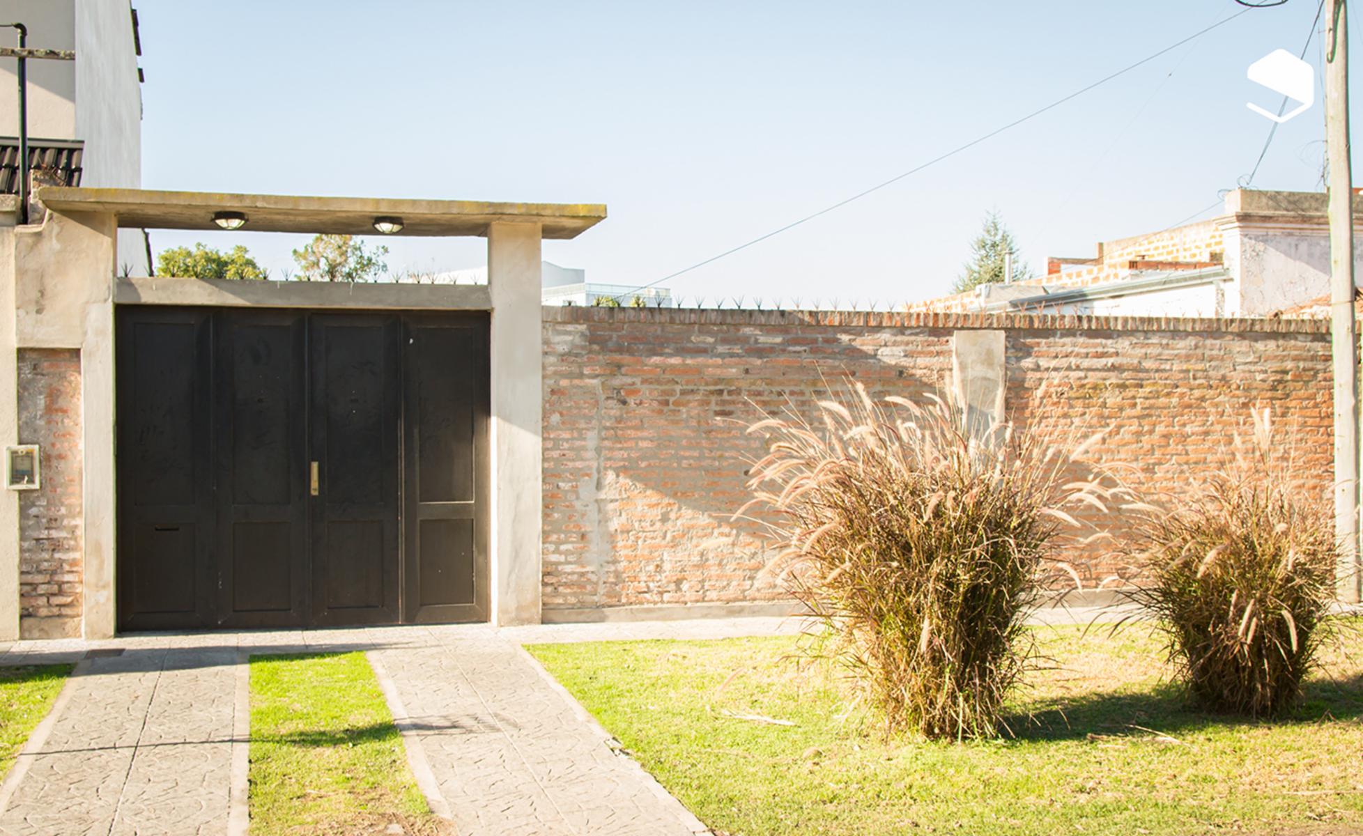 Casa en venta en GONNET, entre caminos