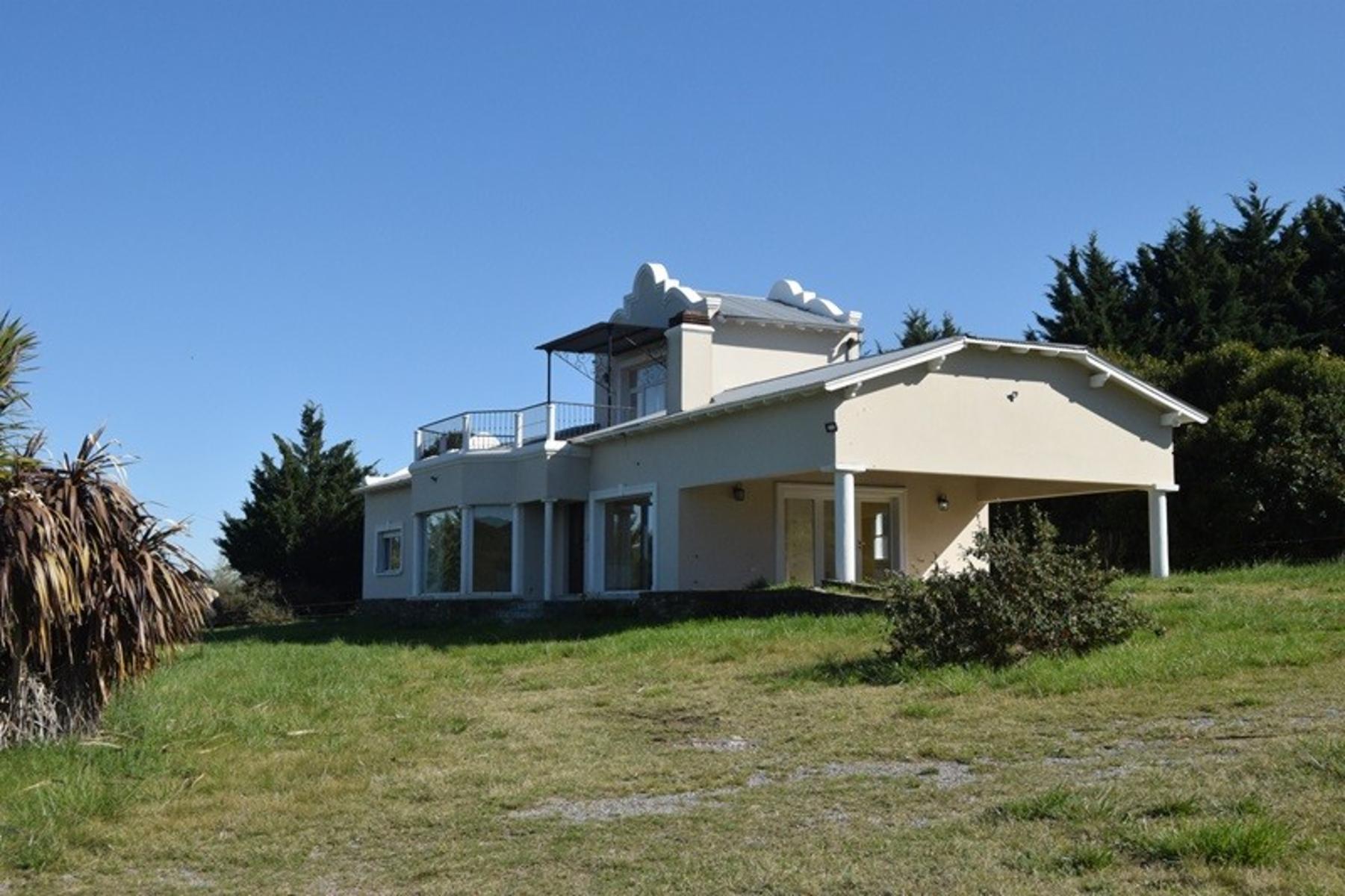 Casa con 4 dormitorios, 3 baños - Tandil