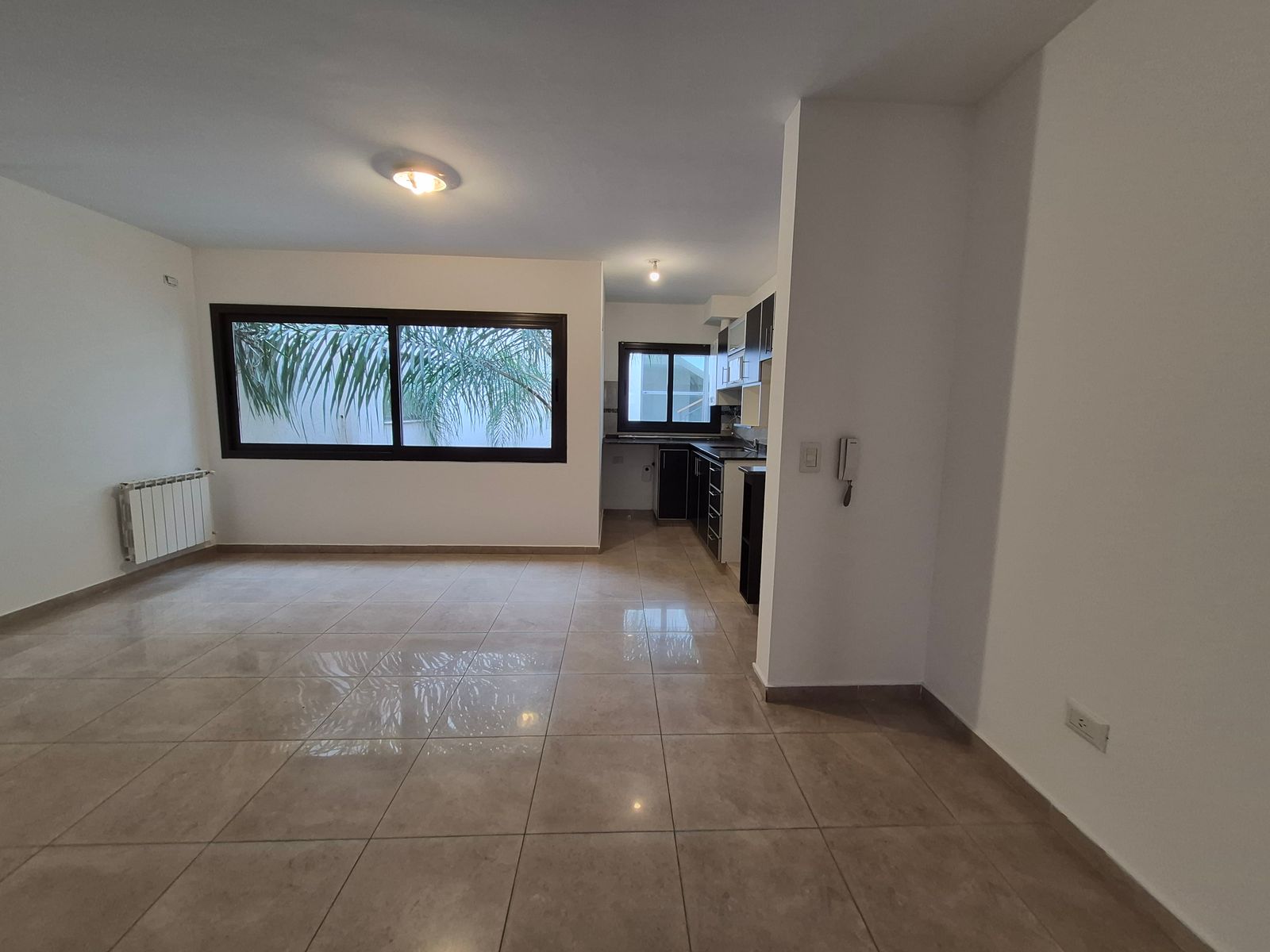 Depto 1 dorm, amplio sobre Av. Libertad