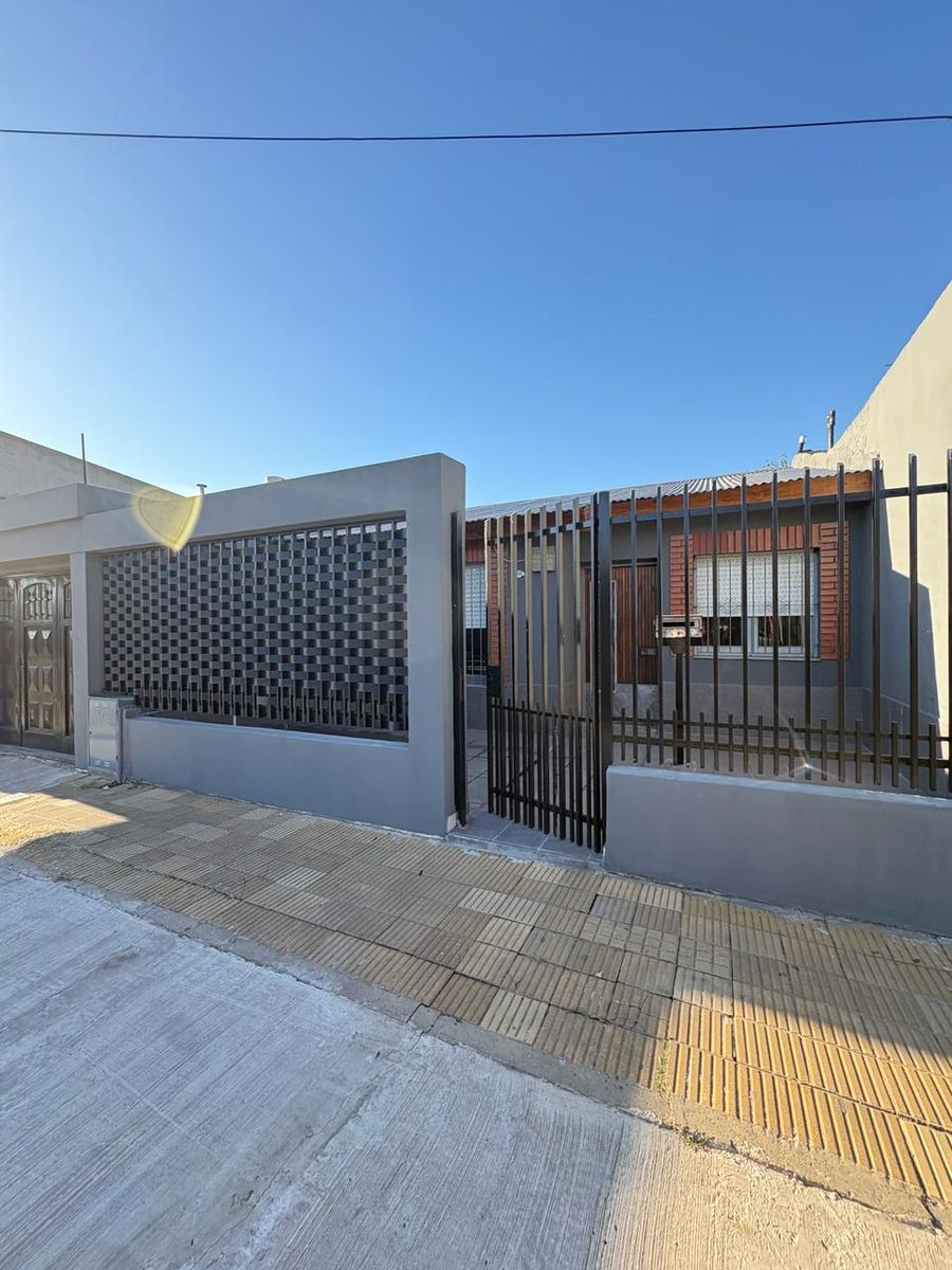 Departamento tipo Casa 3 ambientes a metros de Av. Cristiania sin cochera