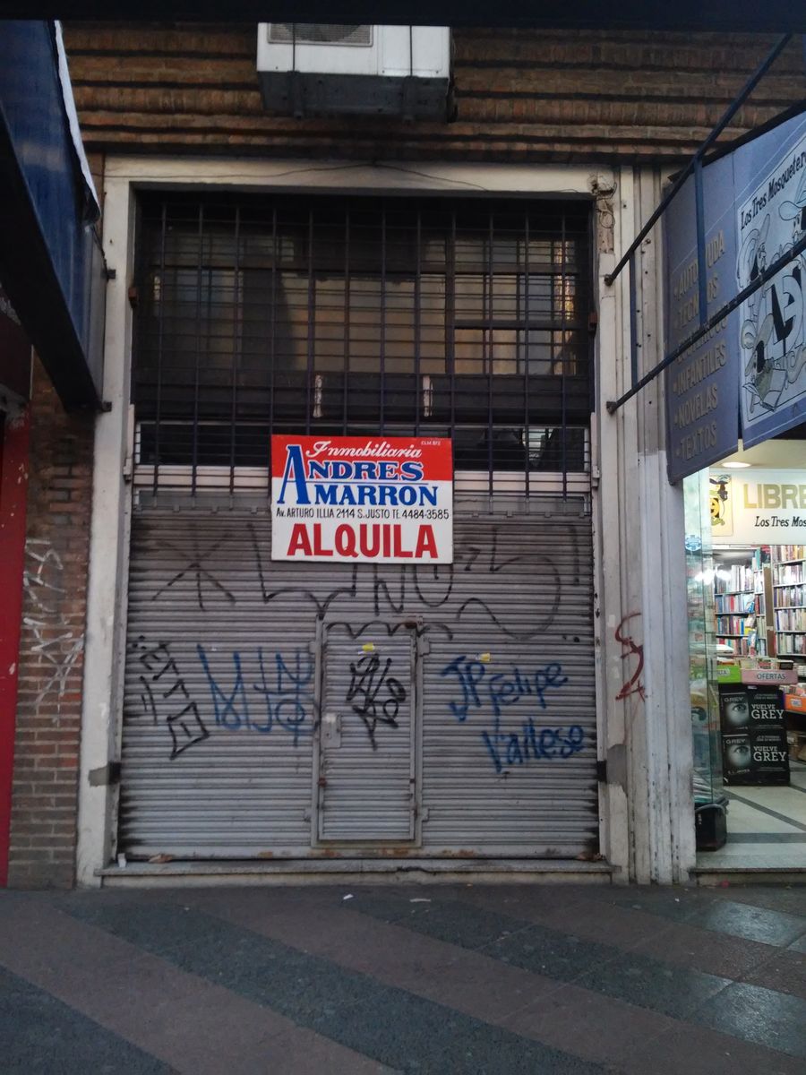 Local comercial en centro de San justo 3.30 x 10 mts con entre piso de 3.30 x 4 mts Baño