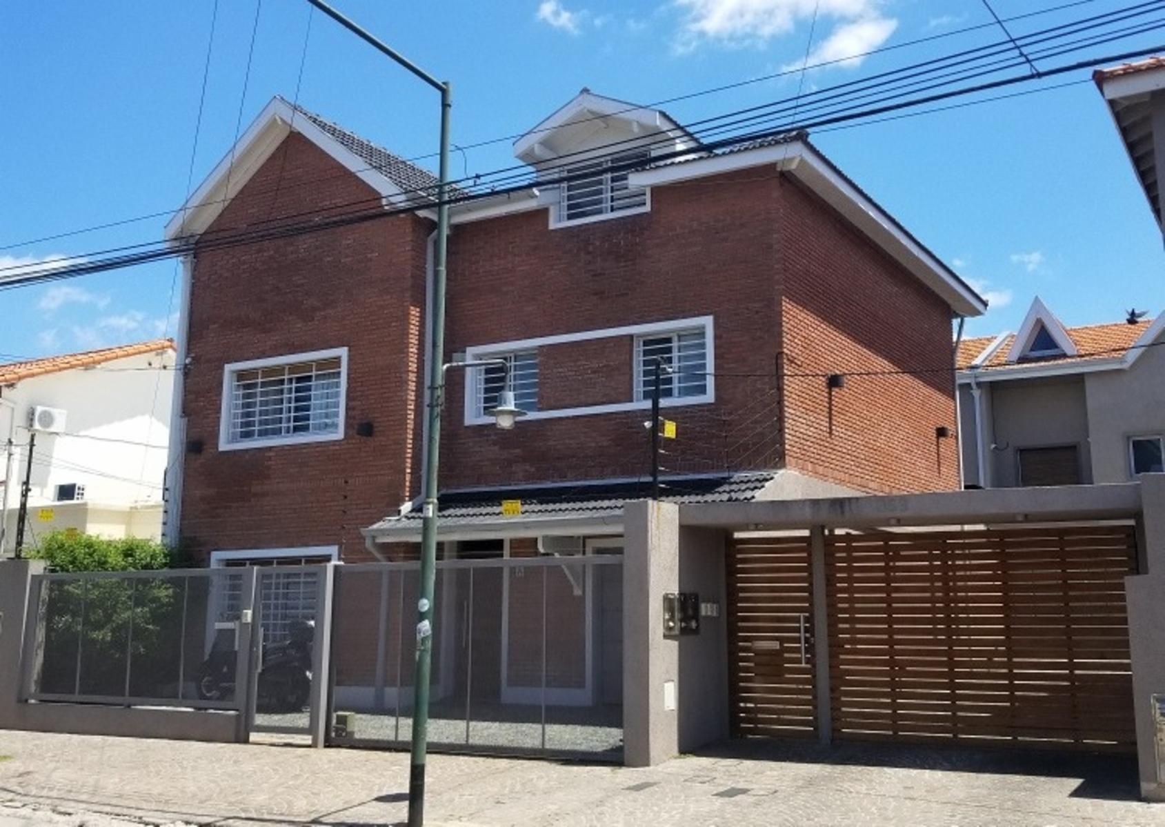 Moderna y amplísima casa en complejo de 5 casas en Martinez