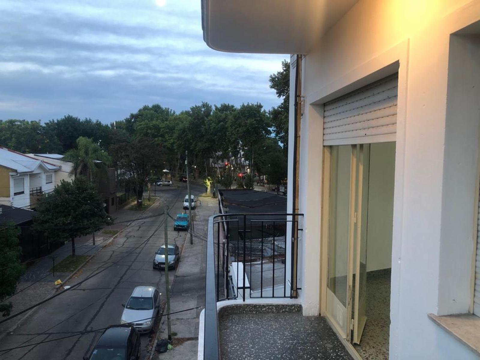 Se Vende departamento de 3 amb 2do piso por escalera en Villa Adelina, excelente ubicacion
