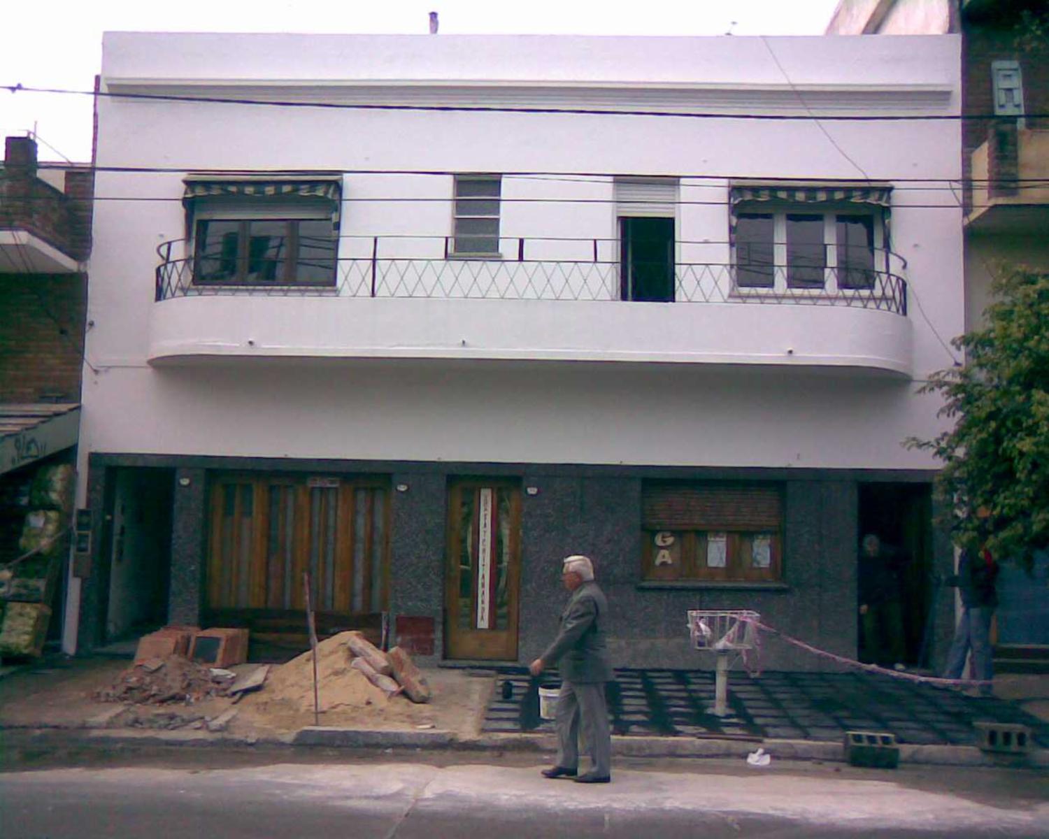 CASA CON 3 VIVIENDAS IDEAL USO COMERCIAL