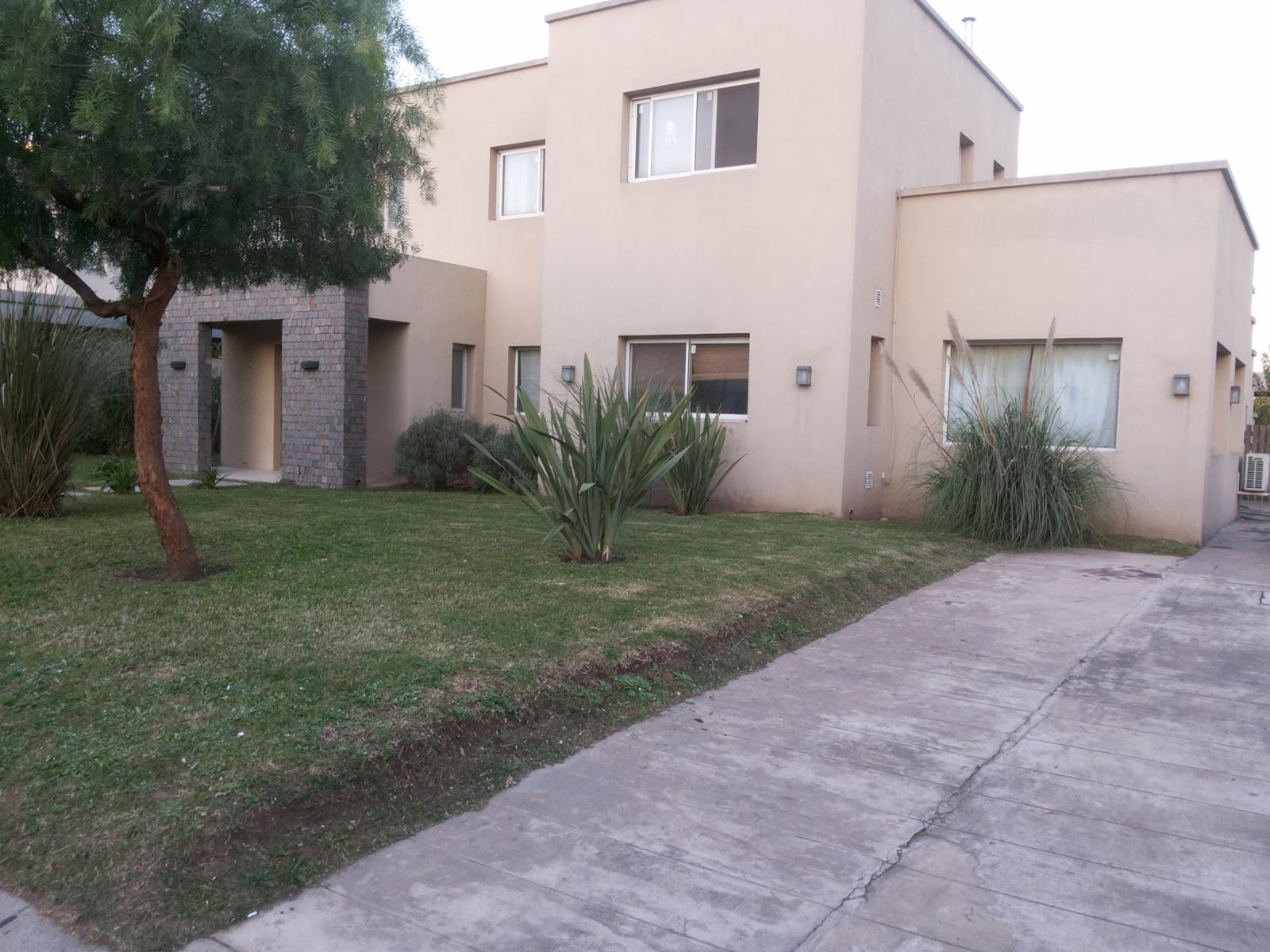 VENTA CASA EN Bº CERRADO "BUENOS AIRES VILLAGE" BELLA VISTA