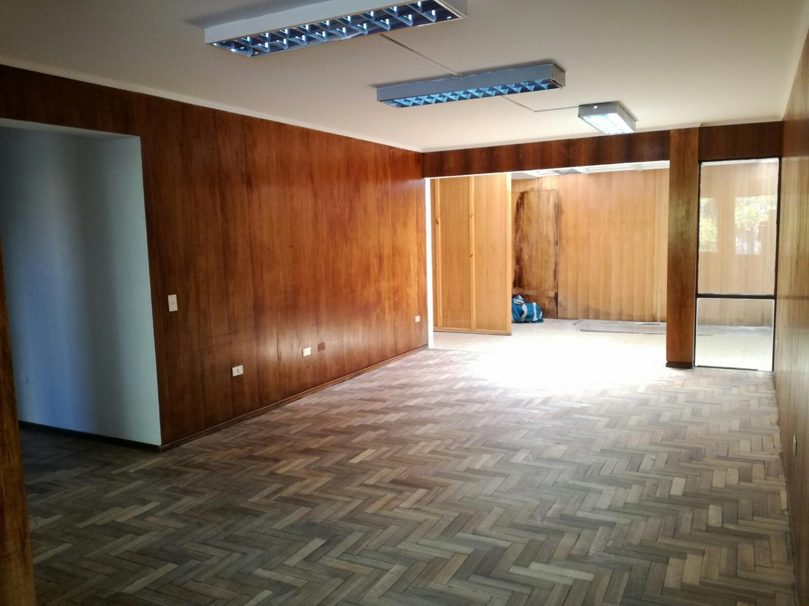 SE ARRIENDA oficina con 6 privados y 2 baños