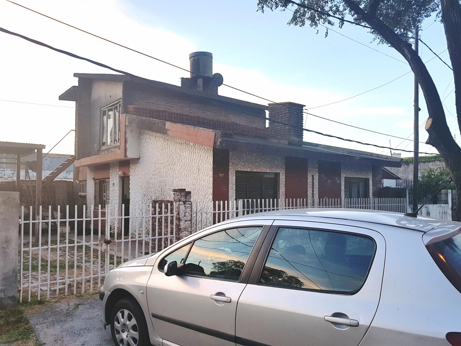 VENDO CASA AMPLIA PATIO GARAGE DOS PLANTAS $890.000