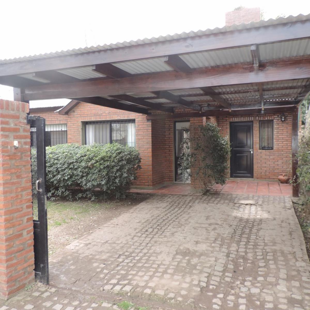 VENDE HERMOSO CHALET ZONA URBANA FUNES
