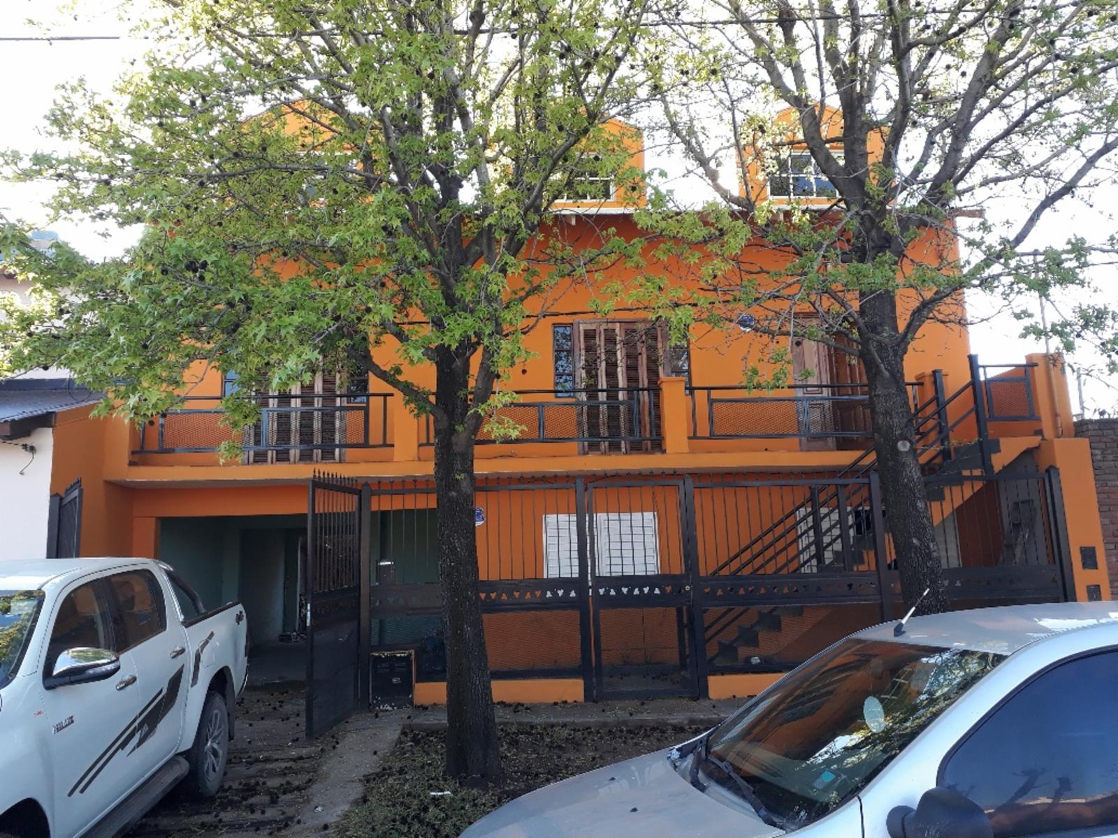 OPORTUNIDAD- VENDE 2 PROPIEDADES EN UN MISMO LOTE- MUY BIEN UBICADA ZONA OESTE
