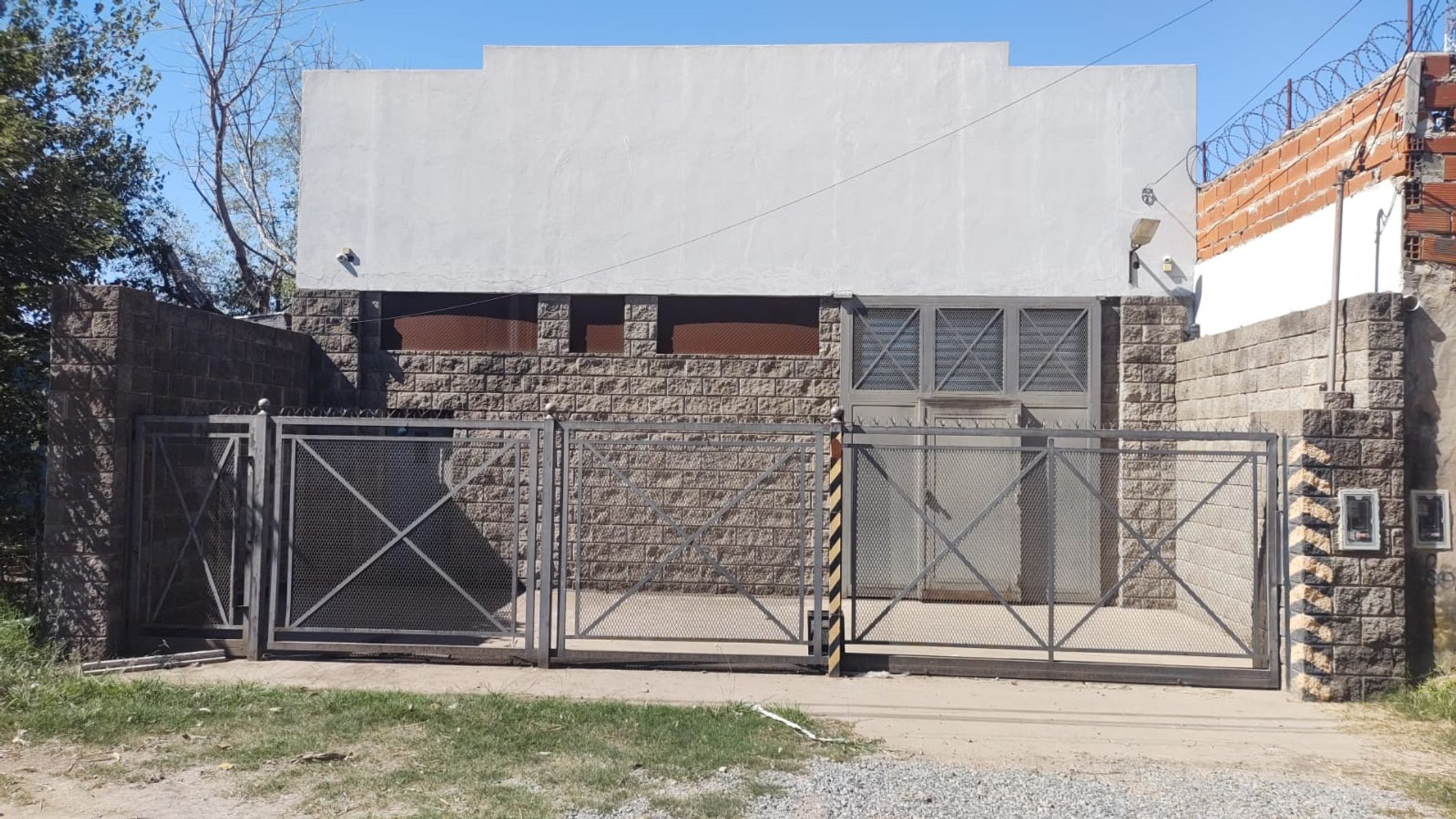EXCELENTE OPORTUNIDAD PROPIEDAD A TRES CUADRAS DE COLECTORA OESTE RUTA9 GALPON DE 10X30 CON OFICINA Y DOS BAÑOS