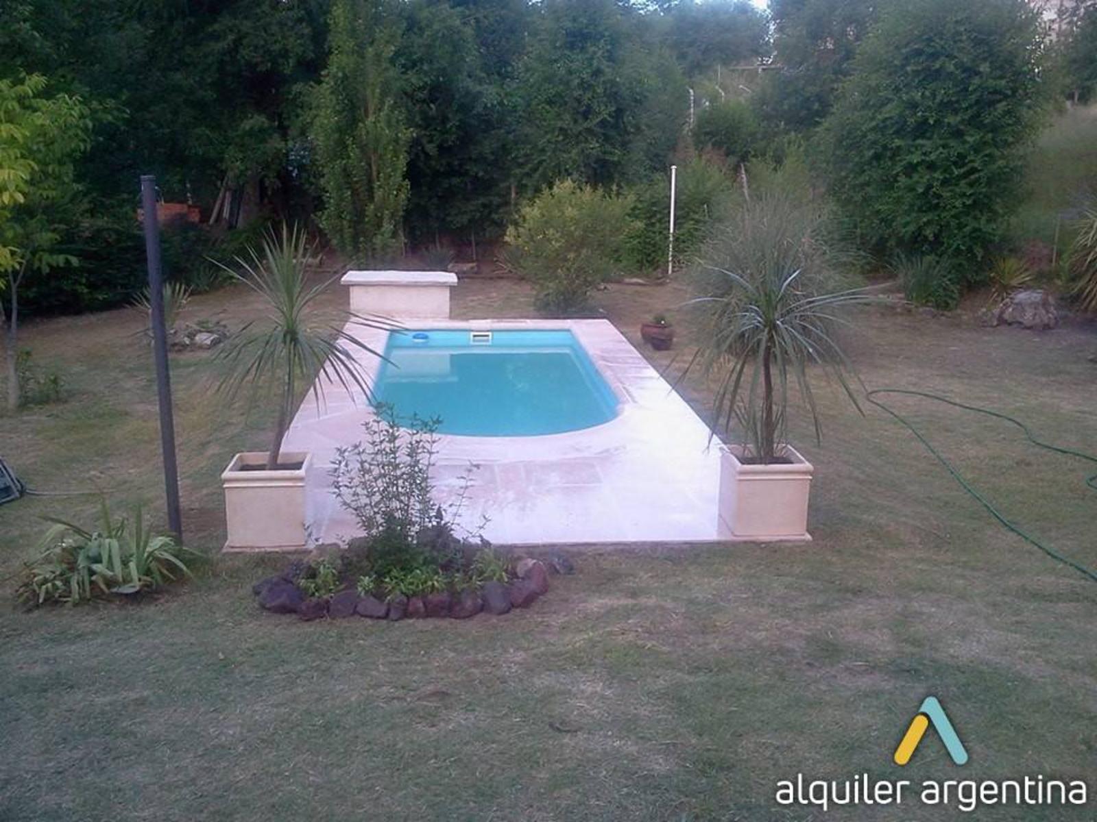 Excelente propiedad con piscina a 1000 mts del golf de Villa  Carlos Paz