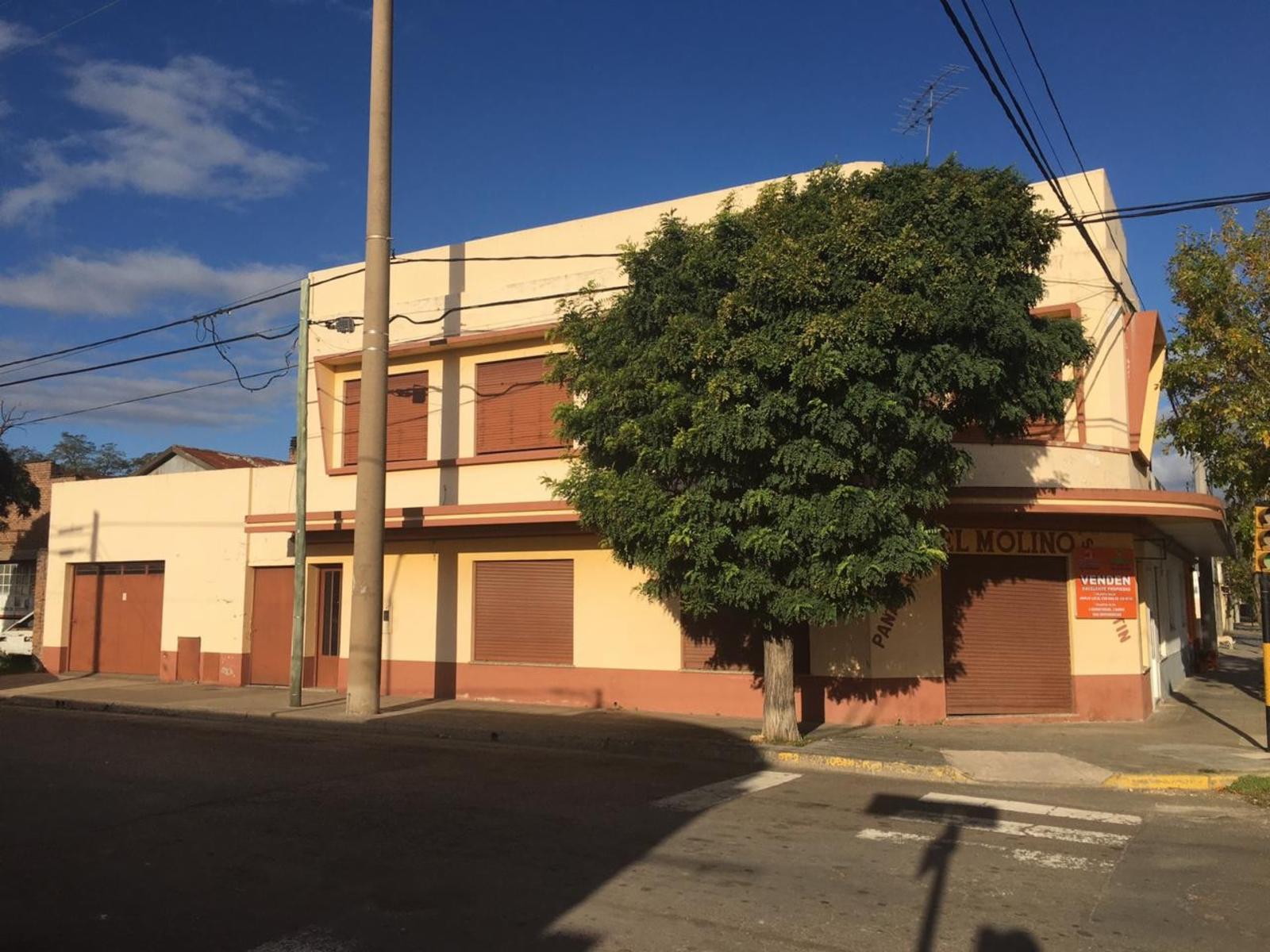 EXCELENTE PROPIEDAD EN 2 PLANTAS SOBRE AVENIDA SANTAGADA