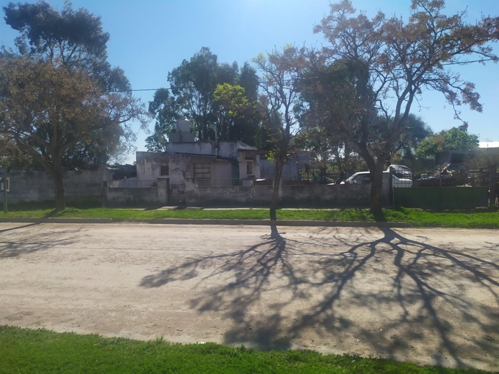 EXCELENTE LOTE AMPLIO CON SALIDA A DOS CALLES. UBICADO EN CORONEL DORREGO, PROVINCIA DE BUENOS AIRES.