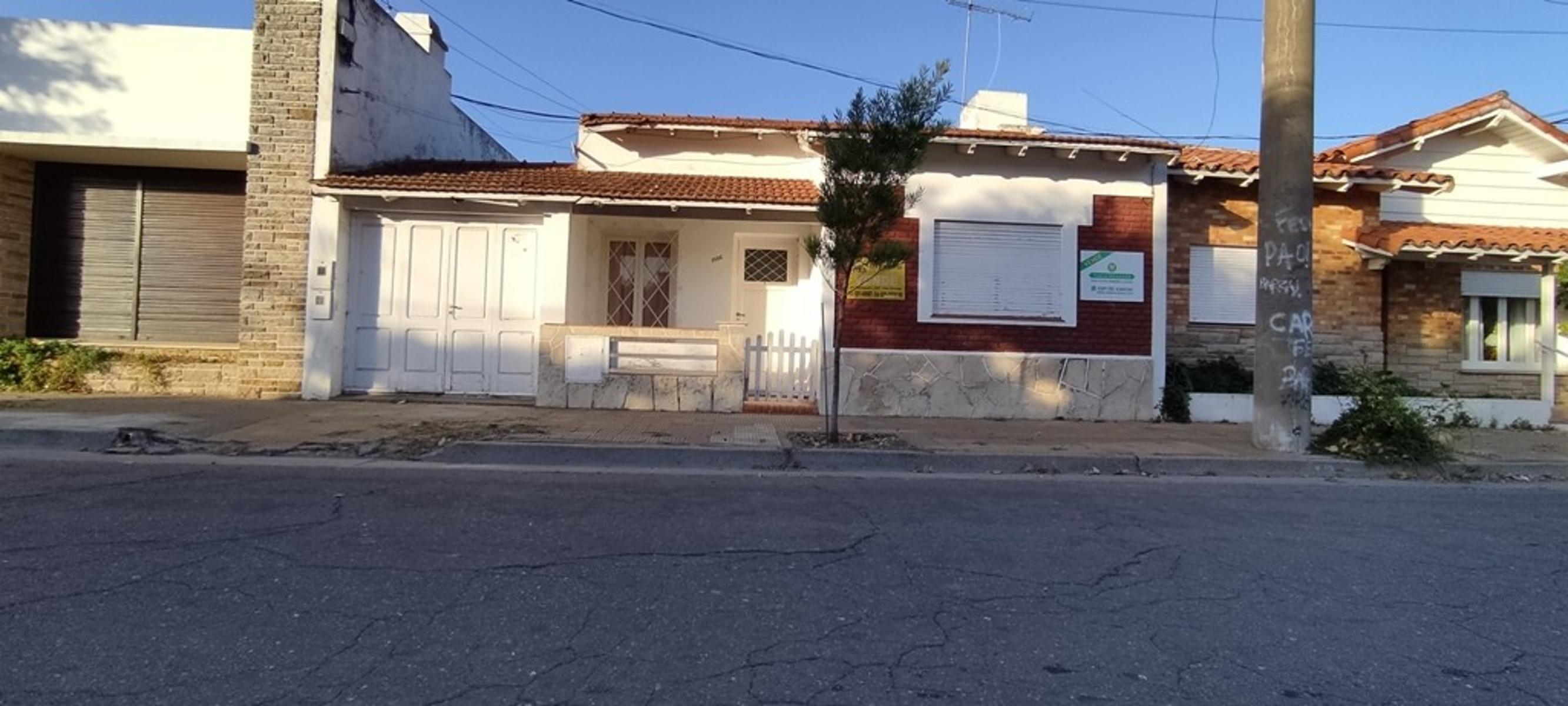 HERMOSA CASA CENTRICA EN CORONEL DORREGO, PROVINCIA DE BUENOS AIRES.