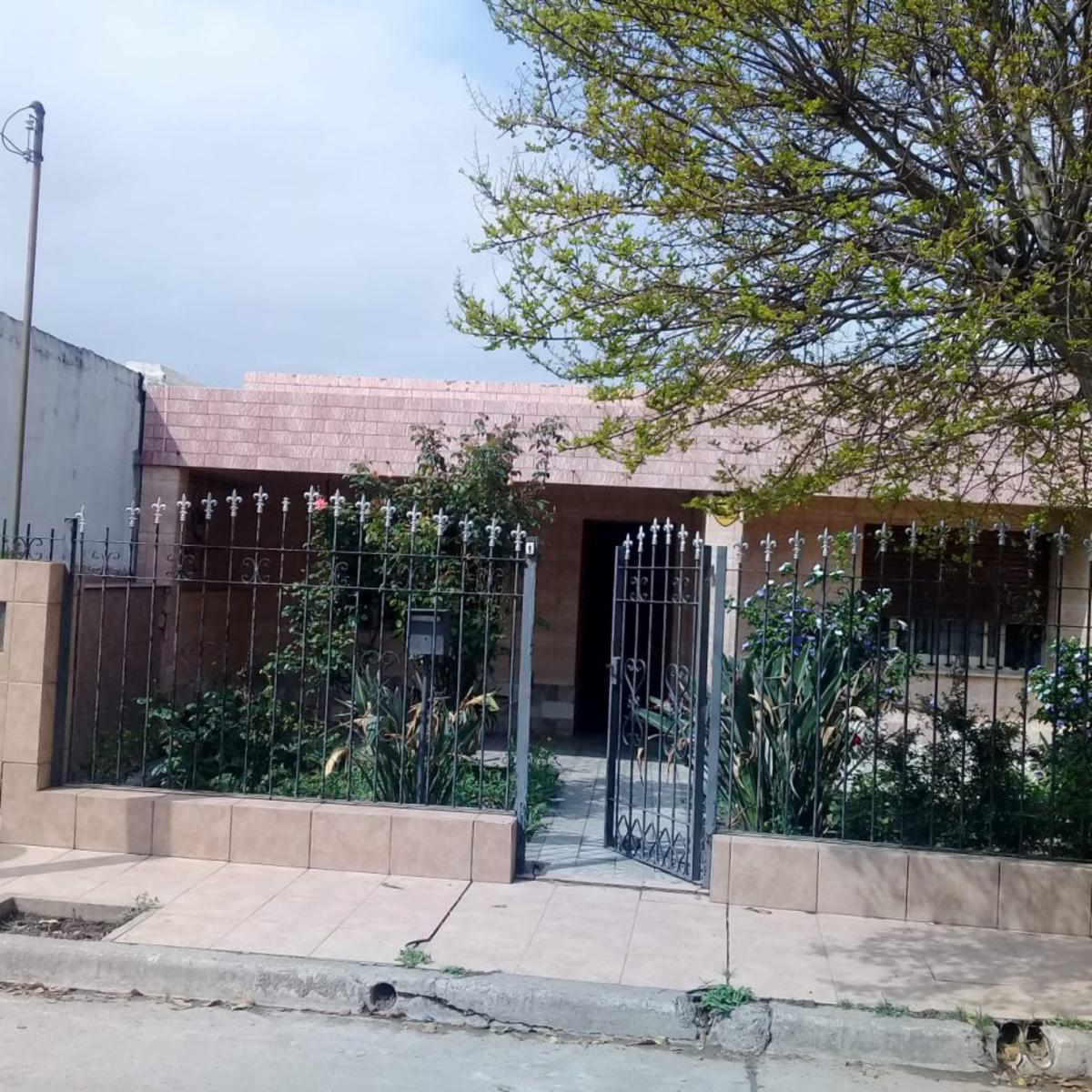 Casa 2 dormitorios Villa Adela- Negociable