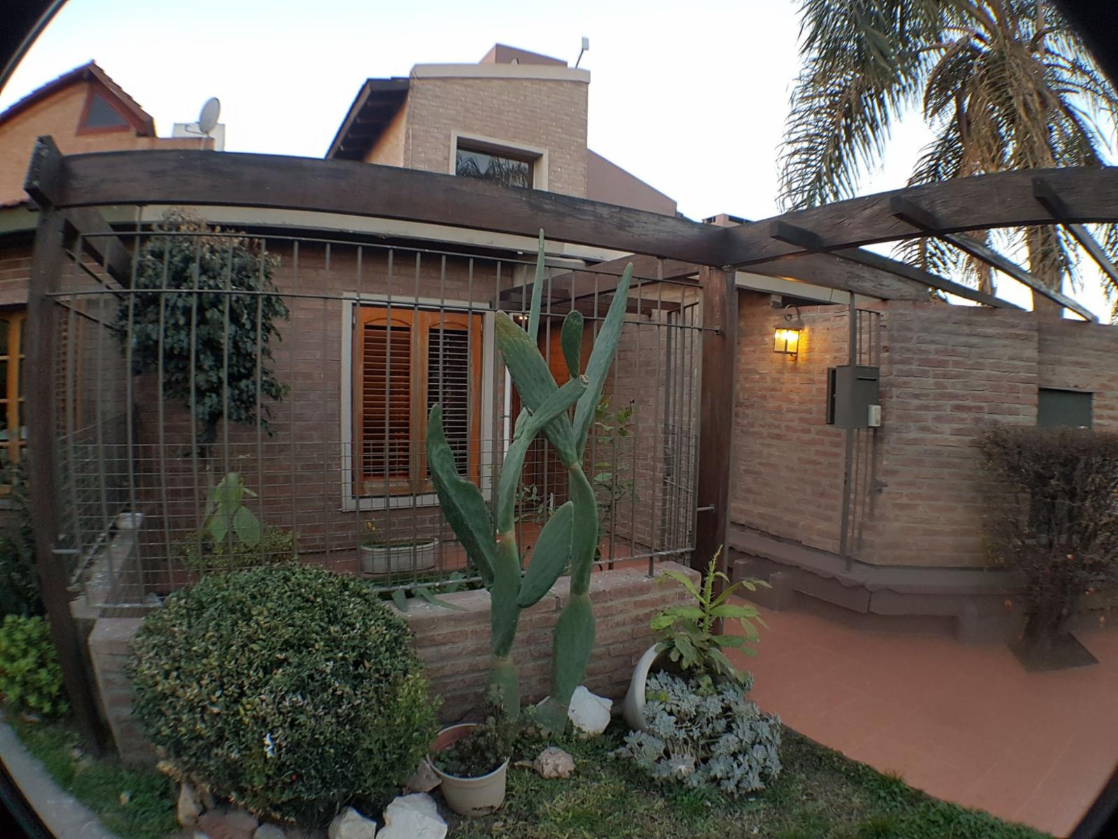 CASA EN BARRIO POETA LUGONES