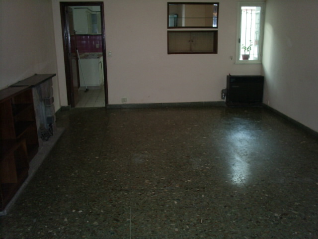 Tipo Casa/PH con entrada independiente y cochera.