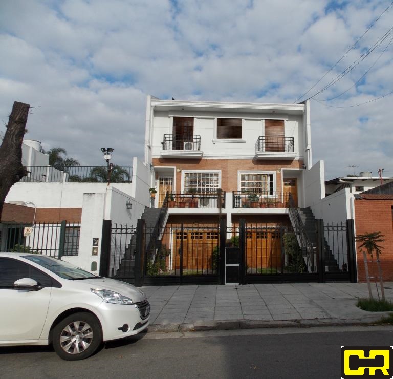 Hermoso Triplex con cochera, jardin y piscina.