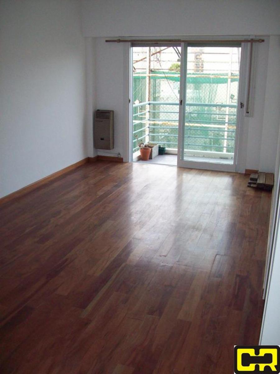 Monoambiente en alquiler contrafrente con balcon.