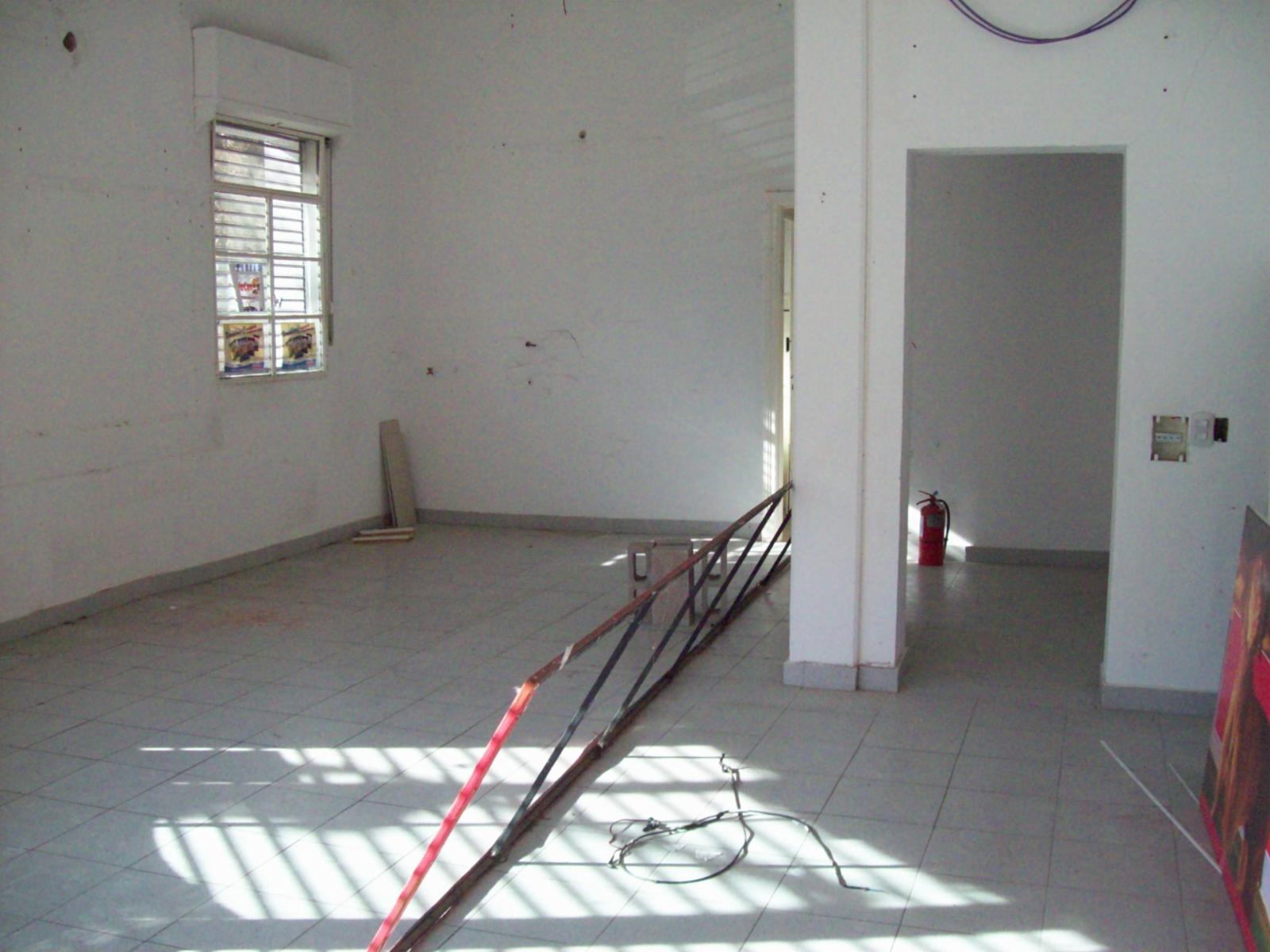 Importante local con vivienda en excelente ubicacion.