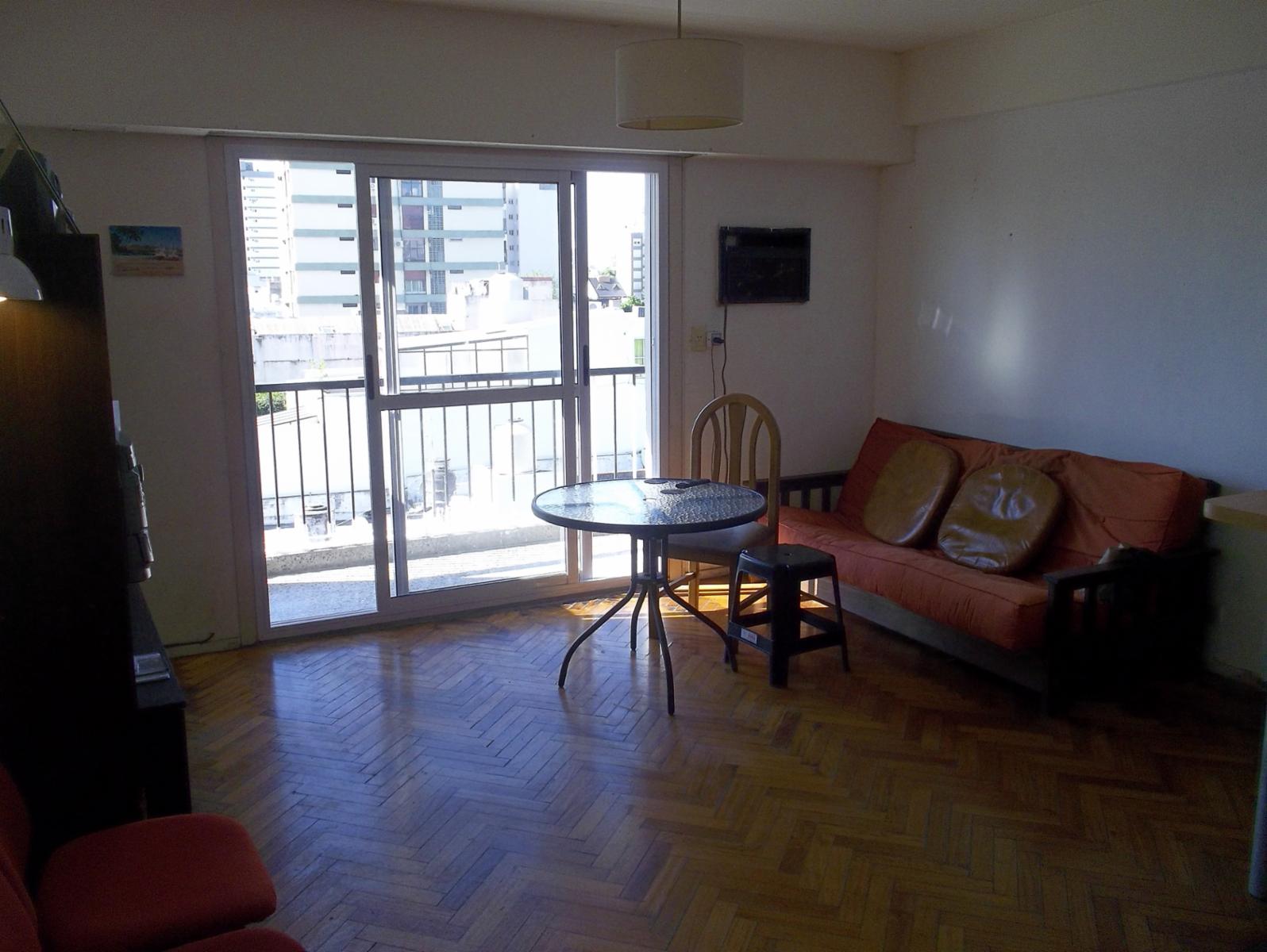 Departamento de 3 ambientes con balcón corrido al contrafrente.