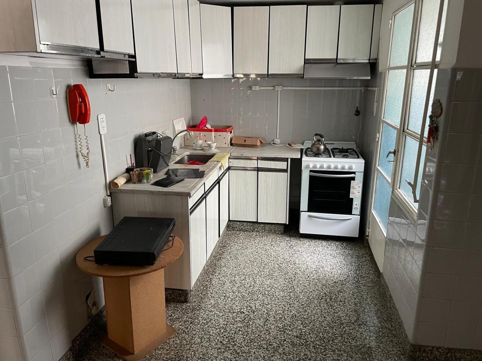 Importante semipiso 4 ambientes con dependencia de servicios.