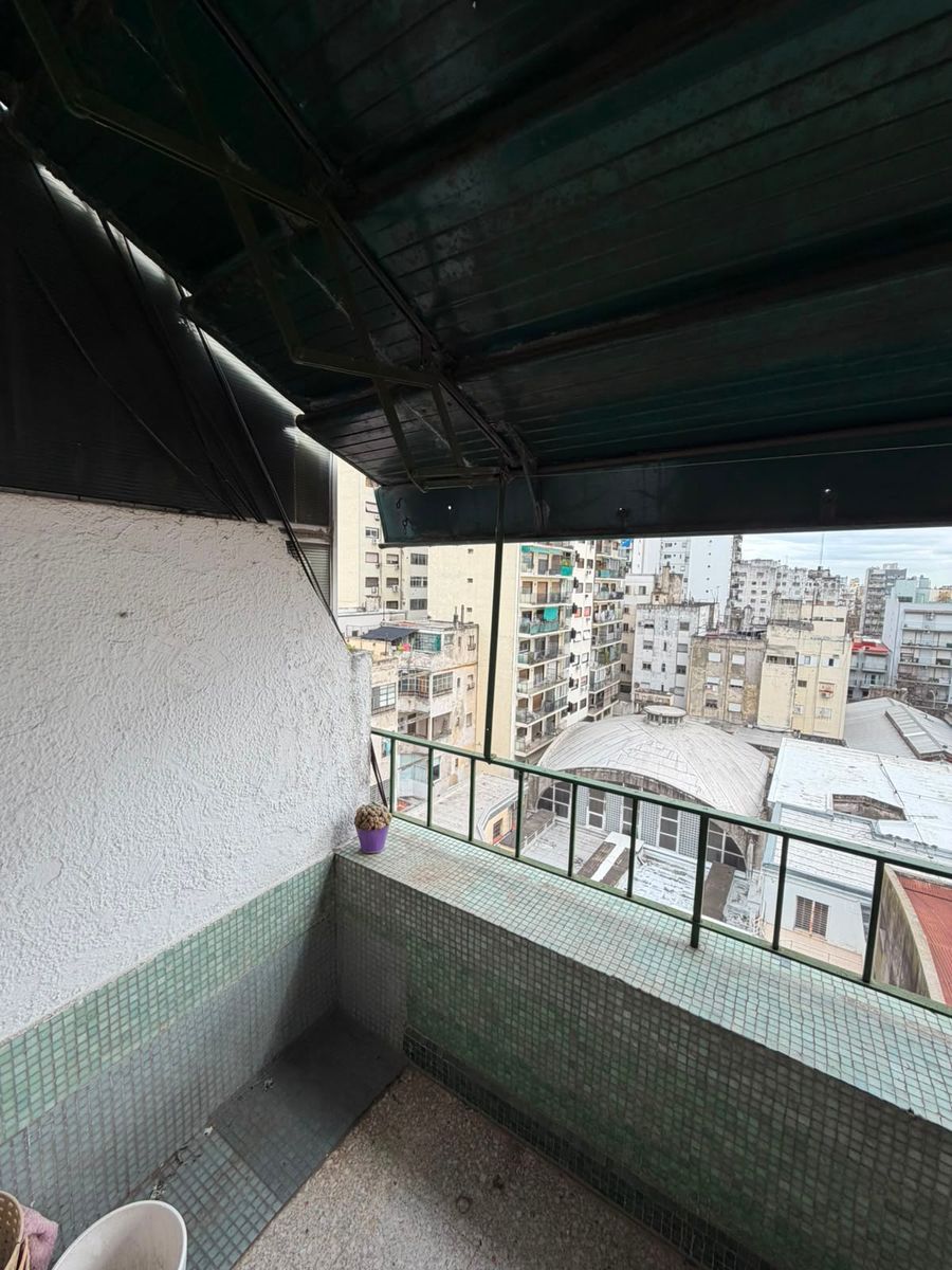 Muy buen departamento 2 ambientes al frente con balcon terraza.