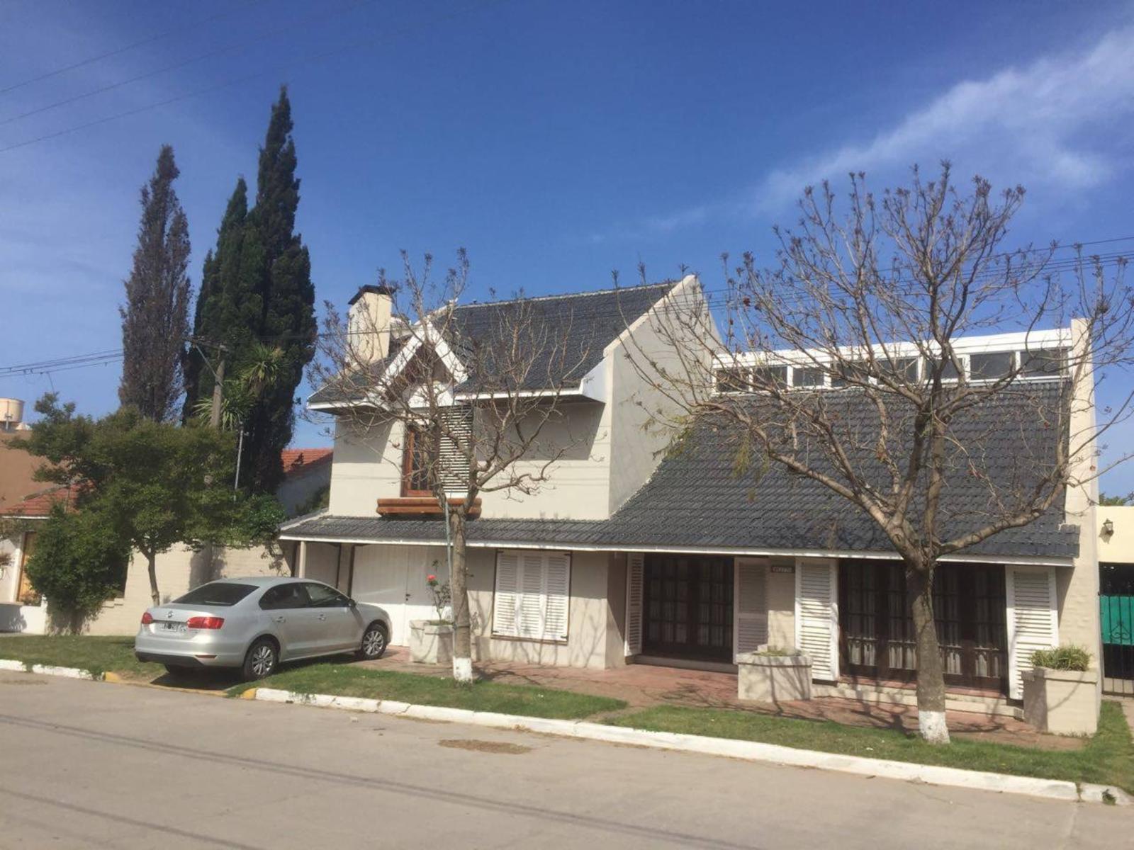 SE VENDE CHALET HERMOSO - CALLE 80 Y 57
