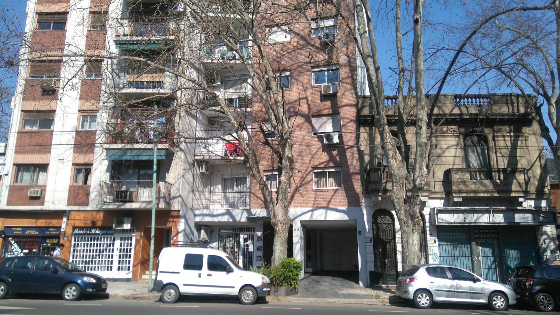 Venta Departamento de 2 ambientes con patio y dos cocheras cubiertas en Flores.