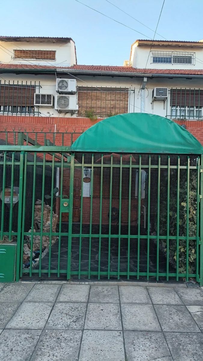 VENTA DUPLEX 3 AMBIENTES CON PATIO Y COCHERA LOMAS DEL MIRADOR