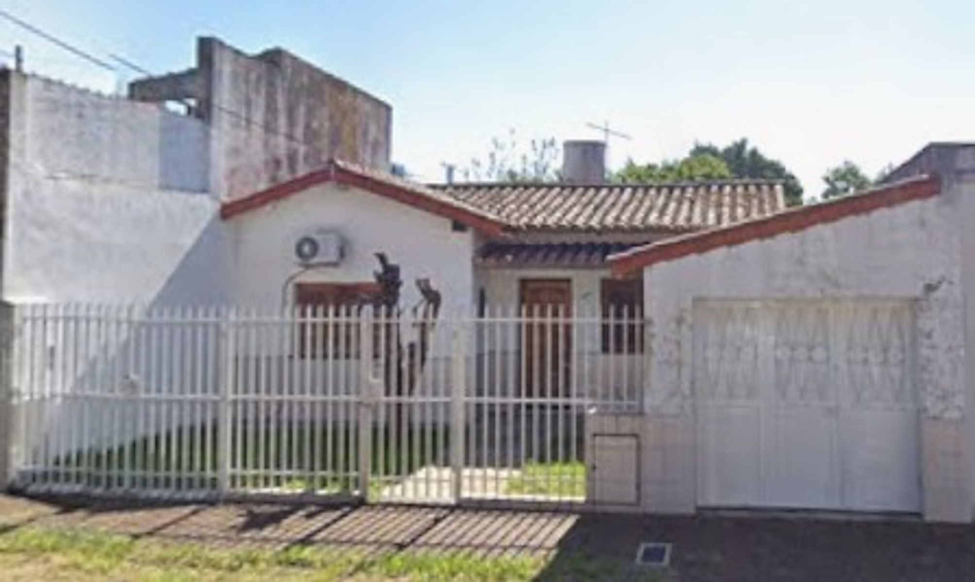 VENTA - CHALET 3 AMBIENTES CON COCHERA VILLA LUZURIAGA