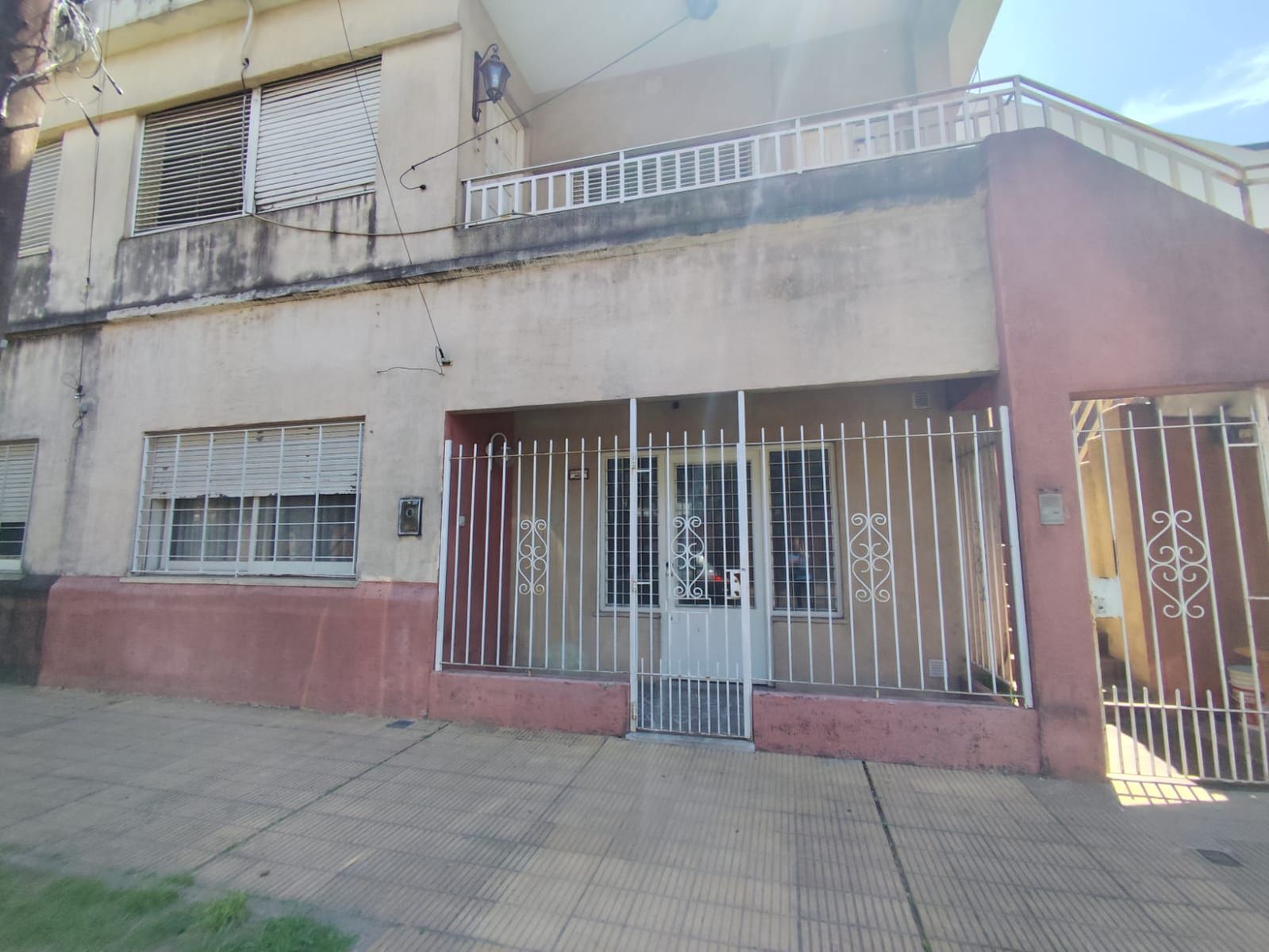 VENTA PH 2 AMBIENTES AL FRENTE CON PATIO Y COCHERA CUIDADELA