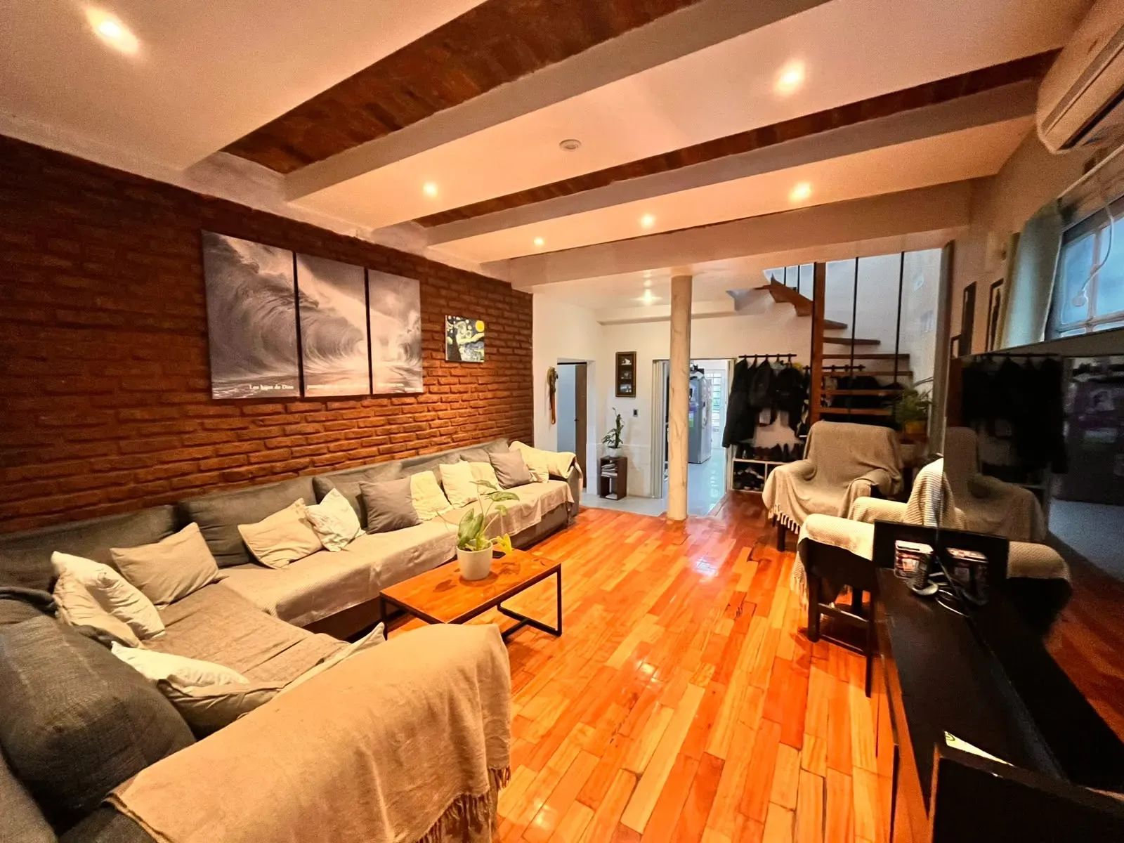 Venta - Casa 6 Ambientes Con Pileta Climatizada, Fondo Y Cochera Caseros