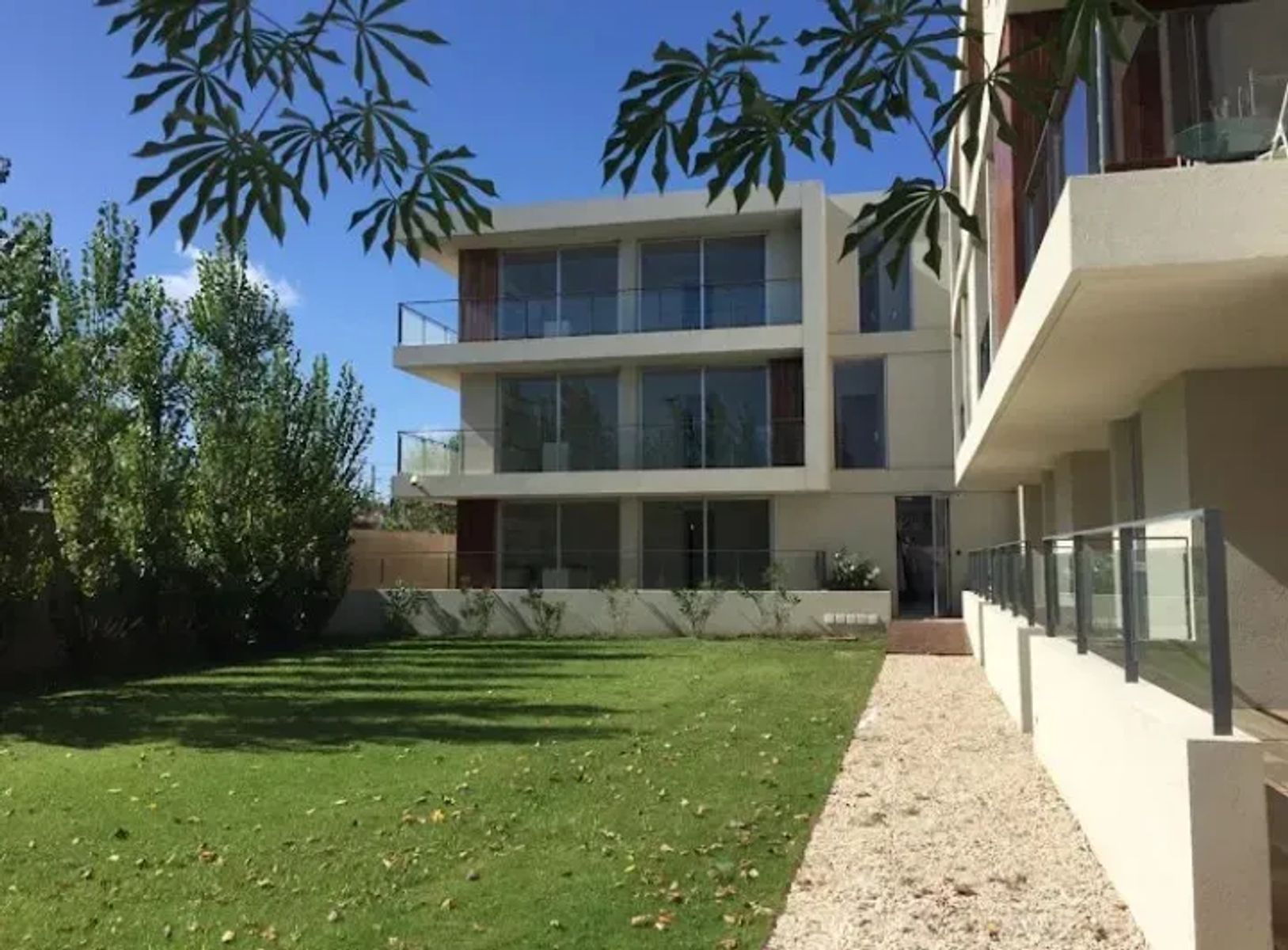 ALQUILER - DEPARTAMENTO 2 AMBIENTES CON BALCON Y COCHERA ITUZAINGO