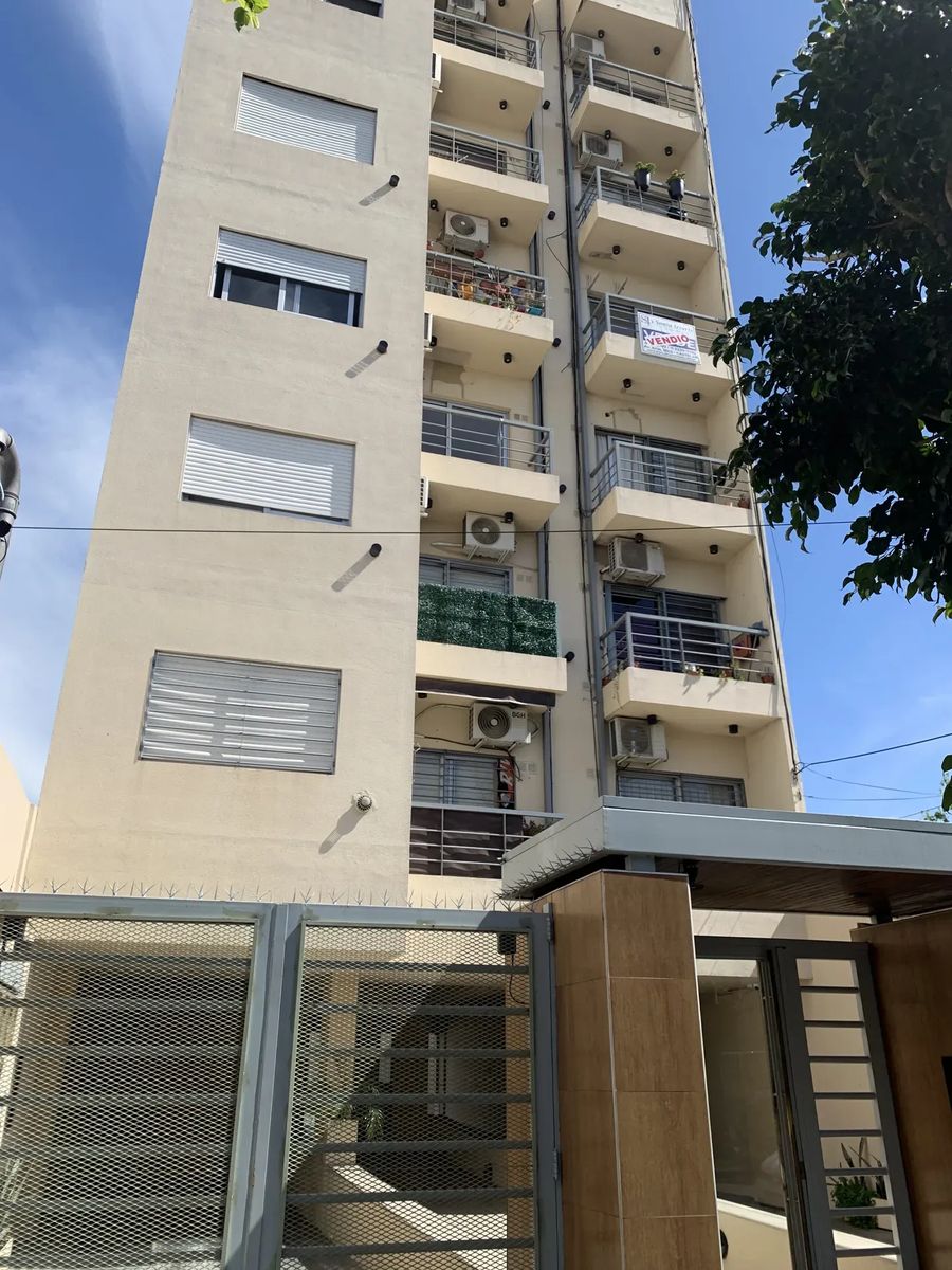 VENTA - DEPARTAMENTO MONOAMBIENTE CON PATIO Y TERRAZA MORON