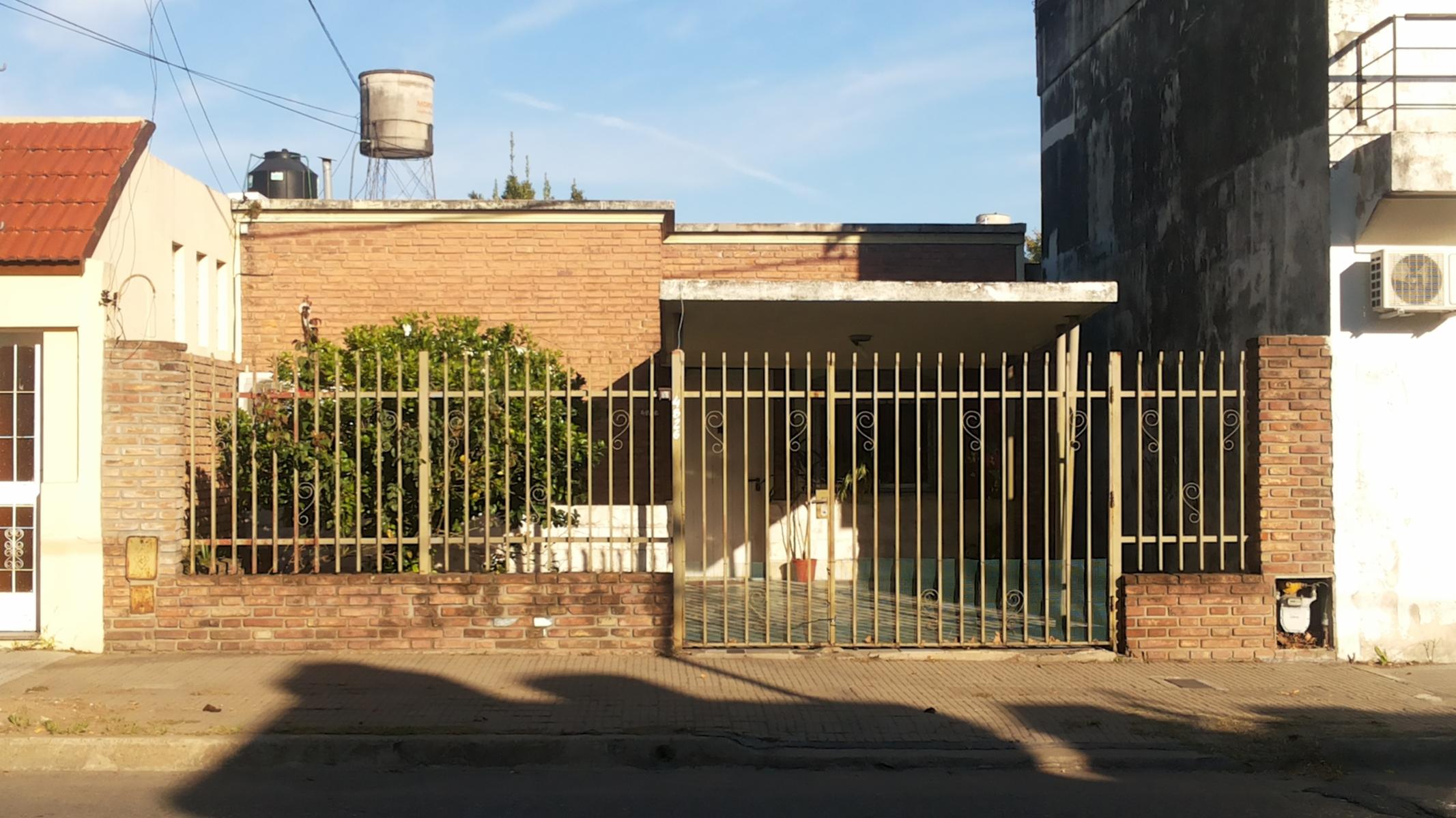 CASA 2 DORMITORIOS, COCHERA, PATIO Y JARDÍN. ZONA SUR.