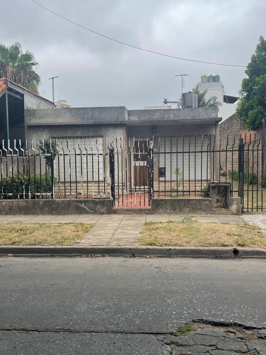 SE VENDE CASA A REFACCIONAR EN ISIDRO CASANOVA