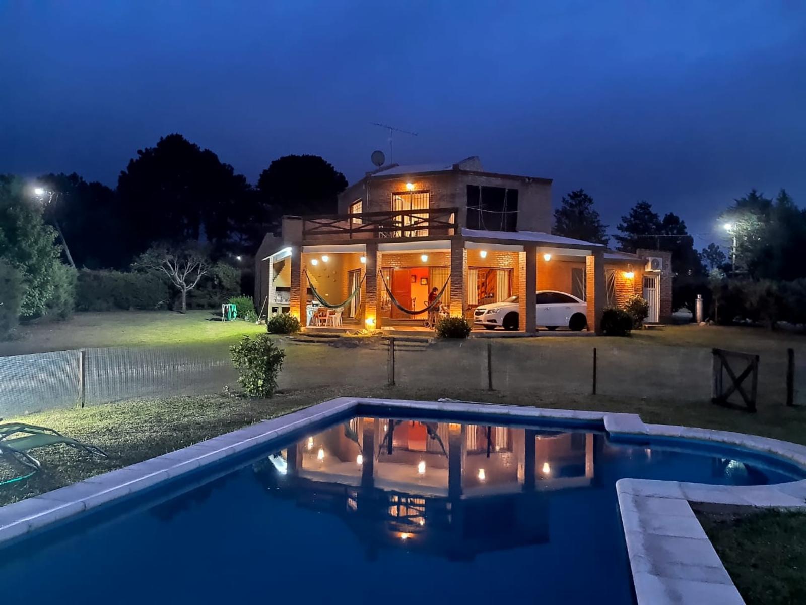 POTRERO DE GARAY, A 2 CUADRAS DEL LAGO CON PISCINA, CAPACIDAD HASTA 7 PERSONAS